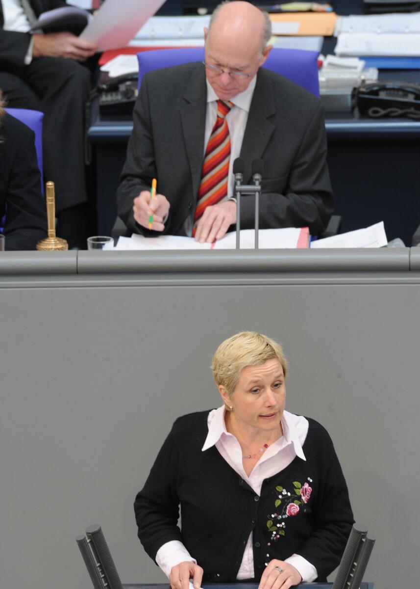 Elisabeth Scharfenberg, Bündnis 90/Die Grünen, Bundestagsabgeordnete, Abgeordnete, Mitglied des Deutschen Bundestages, MdB, Rede, Deutscher Bundestag, 168. Sitzung, Top 3, Thema: Entscheidungslösung im Transplantationsgesetz, Vorsitz: Bundestagspräsident Prof. Dr. Norbert Lammert, CDU/CSU.; Rednerpult. Scharfenberg, Elisabeth; Lammert, Norbert Elisabeth Scharfenberg, Bündnis 90/Die Grünen, Bundestagsabgeordnete, Abgeordnete, Mitglied des Deutschen Bundestages, MdB, Rede, Deutscher Bundestag, 168. Sitzung, Top 3, Thema: Entscheidungslösung im Transplantationsgesetz, Vorsitz: Bundestagspräsident Prof. Dr. Norbert Lammert, CDU/CSU.; Rednerpult.