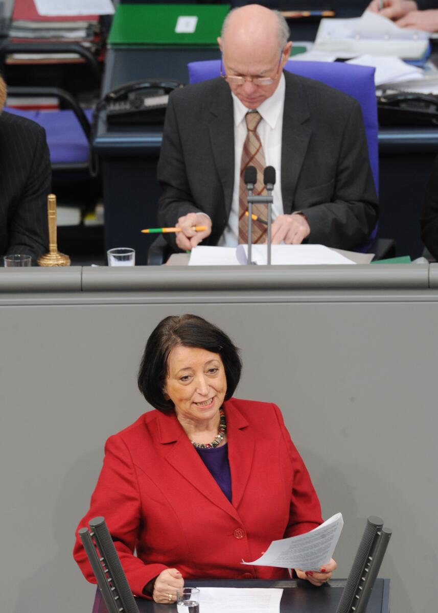 Karin Roth, SPD, Bundestagsabgeordnete, Abgeordnete, Mitglied des Deutschen Bundestages, MdB, Rede, Deutscher Bundestag, 165. Sitzung, Top 3, Thema: Gleichstellungspolitik, Vorsitz: Bundestagspräsident Prof. Dr. Norbert Lammert, CDU/CSU.; Rednerpult. Roth, Karin; Lammert, Norbert Karin Roth, SPD, Bundestagsabgeordnete, Abgeordnete, Mitglied des Deutschen Bundestages, MdB, Rede, Deutscher Bundestag, 165. Sitzung, Top 3, Thema: Gleichstellungspolitik, Vorsitz: Bundestagspräsident Prof. Dr. Norbert Lammert, CDU/CSU.; Rednerpult.