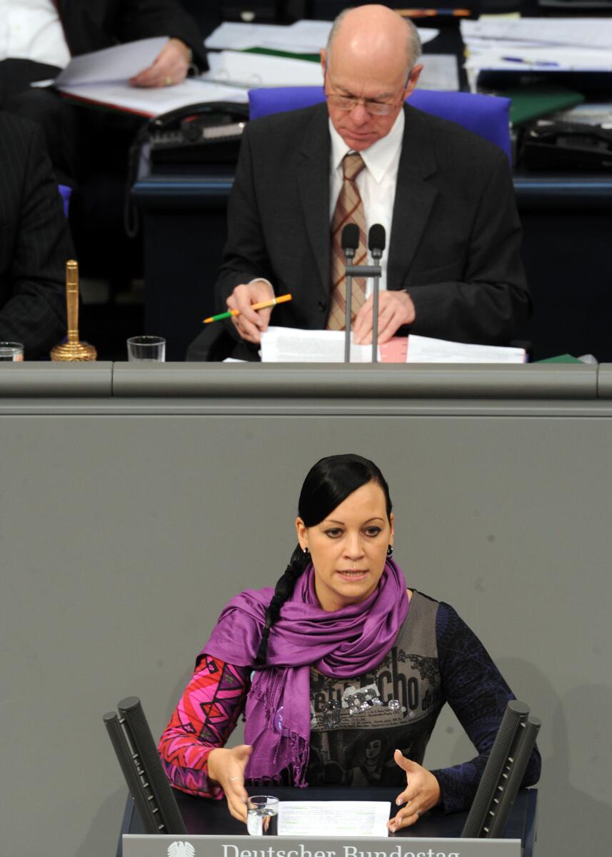 Yvonne Ploetz, DIE LINKE, Bundestagsabgeordnete, Abgeordnete, Mitglied des Deutschen Bundestages, MdB, Rede, Deutscher Bundestag, 165. Sitzung, Top 3, Thema: Gleichstellungspolitik, Vorsitz: Bundestagspräsident Prof. Dr. Norbert Lammert, CDU/CSU.; Rednerpult. Ploetz, Yvonne; Lammert, Norbert Yvonne Ploetz, DIE LINKE, Bundestagsabgeordnete, Abgeordnete, Mitglied des Deutschen Bundestages, MdB, Rede, Deutscher Bundestag, 165. Sitzung, Top 3, Thema: Gleichstellungspolitik, Vorsitz: Bundestagspräsident Prof. Dr. Norbert Lammert, CDU/CSU.; Rednerpult.
