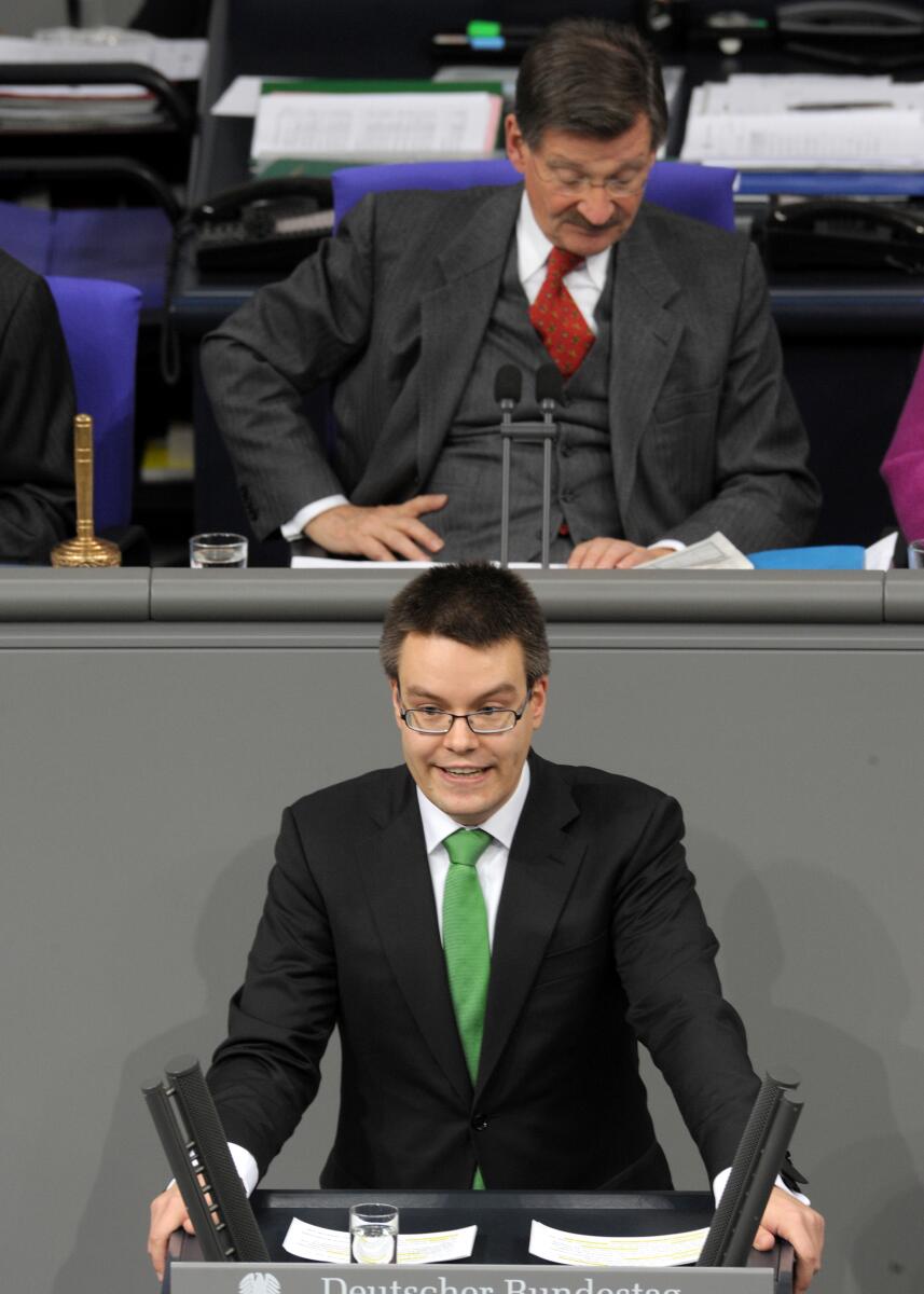 Lindner, Tobias; Solms, Hermann Otto Dr. Tobias Lindner, Bündnis 90/Die Grünen, Bundestagsabgeordneter, Abgeordneter, Mitglied des Deutschen Bundestages, MdB, Rede, Deutscher Bundestag, 142. Sitzung, Epl 14, Thema: Haushaltsgesetz 2012 - Verteidigung, Vorsitz: Bundestagsvizepräsident Dr. Hermann Otto Solms, FDP.; Rednerpult.