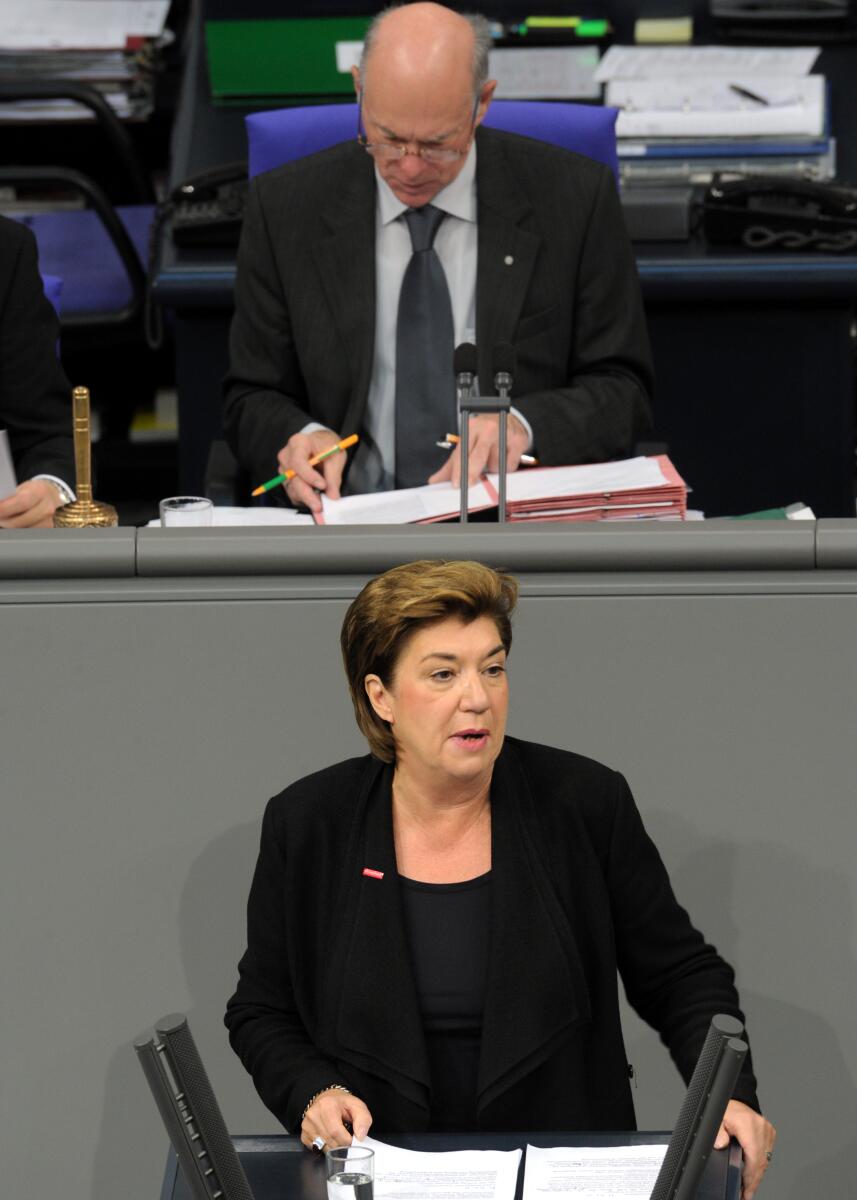 Lena Strothmann, CDU/CSU, Bundestagsabgeordnete, Abgeordnete, Mitglied des Deutschen Bundestages, MdB, Rede, Deutscher Bundestag, 139. Sitzung, TOP 3, Thema: Bürokratieabbau, Vorsitz: Bundestagspräsident Prof. Dr. Norbert Lammert, CDU/CSU.; Rednerpult. Strothmann, Lena; Lammert, Norbert Lena Strothmann, CDU/CSU, Bundestagsabgeordnete, Abgeordnete, Mitglied des Deutschen Bundestages, MdB, Rede, Deutscher Bundestag, 139. Sitzung, TOP 3, Thema: Bürokratieabbau, Vorsitz: Bundestagspräsident Prof. Dr. Norbert Lammert, CDU/CSU.; Rednerpult.
