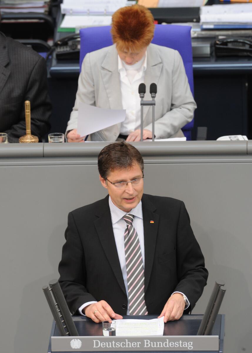 Jens Koeppen, CDU/CSU, Bundestagsabgeordneter, Abgeordneter, Mitglied des Deutschen Bundestages, MdB, Rede, Deutscher Bundestag, 136. Sitzung, TOP 6, Thema: Energieeffizienz, Vorsitz: Bundestagsvizepräsidentin Petra Pau.; Rednerpult. Koeppen, Jens; Pau, Petra Jens Koeppen, CDU/CSU, Bundestagsabgeordneter, Abgeordneter, Mitglied des Deutschen Bundestages, MdB, Rede, Deutscher Bundestag, 136. Sitzung, TOP 6, Thema: Energieeffizienz, Vorsitz: Bundestagsvizepräsidentin Petra Pau.; Rednerpult.