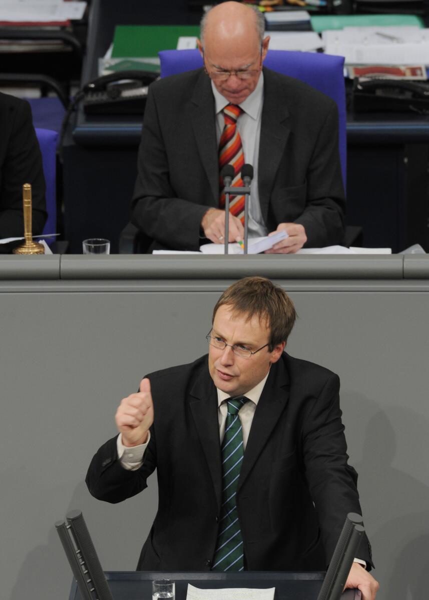 Oliver Krischer, Bündnis 90/Die Grünen, Bundestagsabgeordneter, Abgeordneter, Mitglied des Deutschen Bundestages, MdB, Rede, Deutscher Bundestag, 133. Sitzung, TOP 26, Thema: Rohstoffpolitik, Vorsitz: Bundestagspräsident Prof. Dr. Norbert Lammert, CDU/CSU.; Rednerpult. Krischer, Oliver; Lammert, Norbert Oliver Krischer, Bündnis 90/Die Grünen, Bundestagsabgeordneter, Abgeordneter, Mitglied des Deutschen Bundestages, MdB, Rede, Deutscher Bundestag, 133. Sitzung, TOP 26, Thema: Rohstoffpolitik, Vorsitz: Bundestagspräsident Prof. Dr. Norbert Lammert, CDU/CSU.; Rednerpult.
