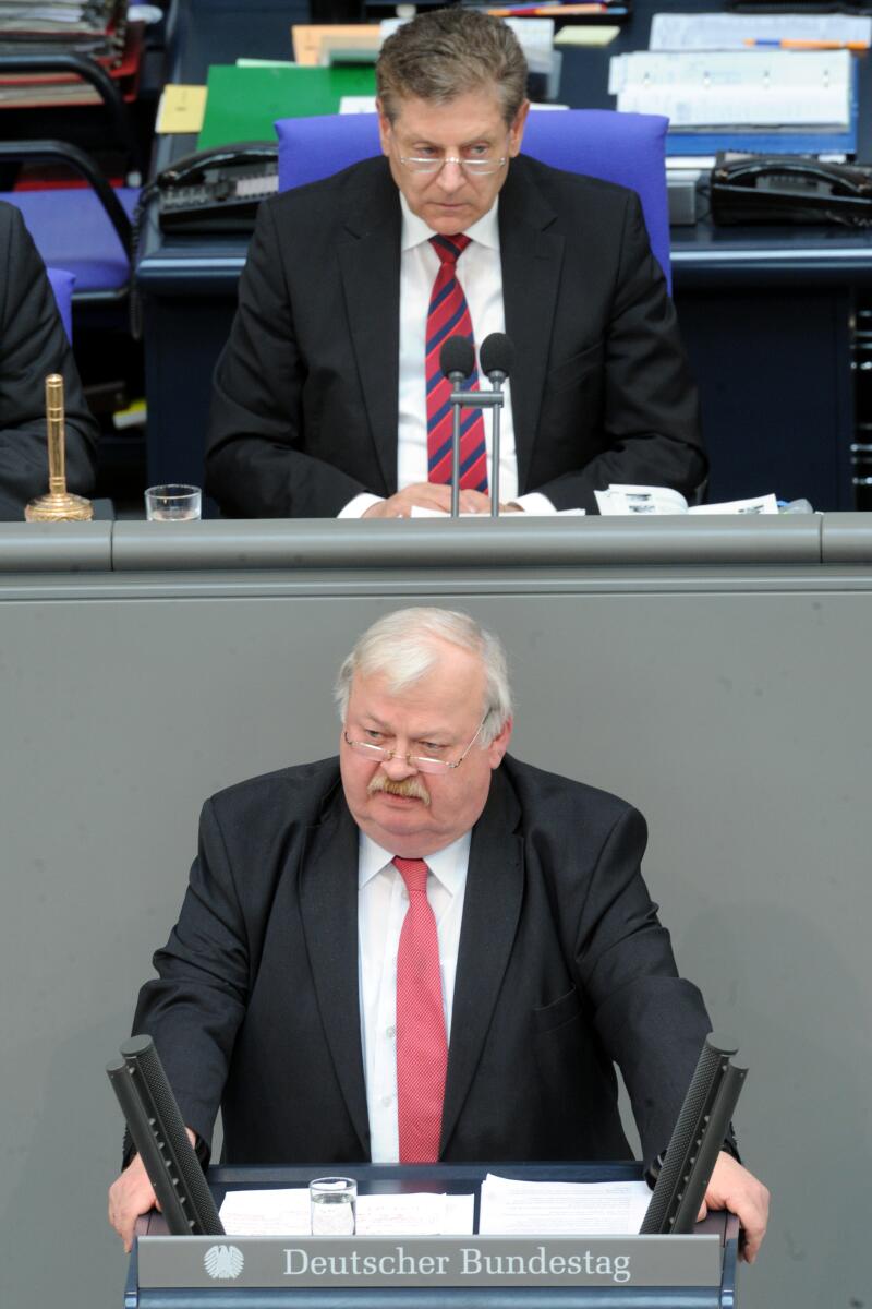 Guntram Schneider, LMin. NW, SPD, Rede, Deutscher Bundestag, 237. Sitzung, Top 4, Thema: Lohn- und Sozialpolitik, Vorsitz: Bundestagsvizepräsident Eduard Oswald, CDU/CSU.; Rednerpult. Schneider, Guntram; Oswald, Eduard Guntram Schneider, LMin. NW, SPD, Rede, Deutscher Bundestag, 237. Sitzung, Top 4, Thema: Lohn- und Sozialpolitik, Vorsitz: Bundestagsvizepräsident Eduard Oswald, CDU/CSU.; Rednerpult.