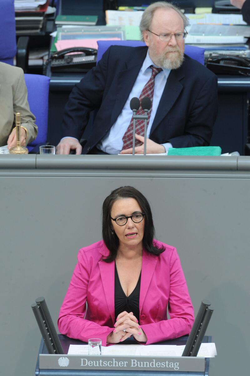 Nicole Bracht-Bendt, FDP, Bundestagsabgeordnete, Abgeordnete, Mitglied des Deutschen Bundestages, MdB, Rede, Deutscher Bundestag, 234. Sitzung, Top 4, Thema: Quote in Führungsgremien, Vorsitz: Bundestagsvizepräsident Dr. h. c. Wolfgang Thierse, SPD.; Rednerpult. Bracht-Bendt, Nicole; Thierse, Wolfgang Nicole Bracht-Bendt, FDP, Bundestagsabgeordnete, Abgeordnete, Mitglied des Deutschen Bundestages, MdB, Rede, Deutscher Bundestag, 234. Sitzung, Top 4, Thema: Quote in Führungsgremien, Vorsitz: Bundestagsvizepräsident Dr. h. c. Wolfgang Thierse, SPD.; Rednerpult.