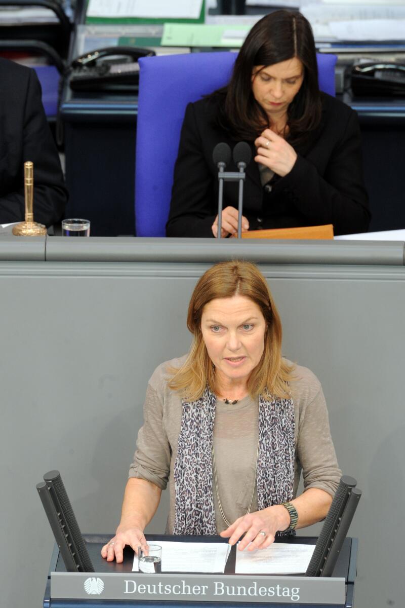 Steffen, Sonja Amalie; Göring-Eckardt, Katrin Sonja Steffen, SPD, Bundestagsabgeordnete, Abgeordnete, Mitglied des Deutschen Bundestages, MdB, Rede, Deutscher Bundestag, 228. Sitzung, Top 7, Thema: Stärkung der Rechte von Opfern sexuellen Missbrauchs, Vorsitz: Bundestagsvizepräsidentin Katrin Göring-Eckardt, Bündnis 90/Die Grünen.; Rednerpult.