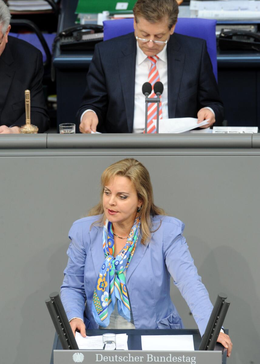 Veronika Bellmann, CDU/CSU, Bundestagsabgeordnete, Abgeordnete, Mitglied des Deutschen Bundestages, MdB, Rede, Deutscher Bundestag, 222. Sitzung, Top 5, Thema: Europäischer Rat, Vorsitz: Bundestagsvizepräsident Eduard Oswald, CDU/CSU.; Rednerpult. Bellmann, Veronika; Oswald, Eduard Veronika Bellmann, CDU/CSU, Bundestagsabgeordnete, Abgeordnete, Mitglied des Deutschen Bundestages, MdB, Rede, Deutscher Bundestag, 222. Sitzung, Top 5, Thema: Europäischer Rat, Vorsitz: Bundestagsvizepräsident Eduard Oswald, CDU/CSU.; Rednerpult.