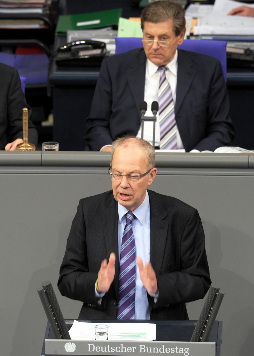 Veit, Rüdiger; Oswald, Eduard Rüdiger Veit, SPD, Bundestagsabgeordneter, Abgeordneter, Mitglied des Deutschen Bundestages, MdB, Rede, Deutscher Bundestag, 211. Sitzung, Top 4, Thema: Asylbewerberleistungsrecht, Vorsitz: Bundestagsvizepräsident Eduard Oswald, CDU/CSU.; Rednerpult.