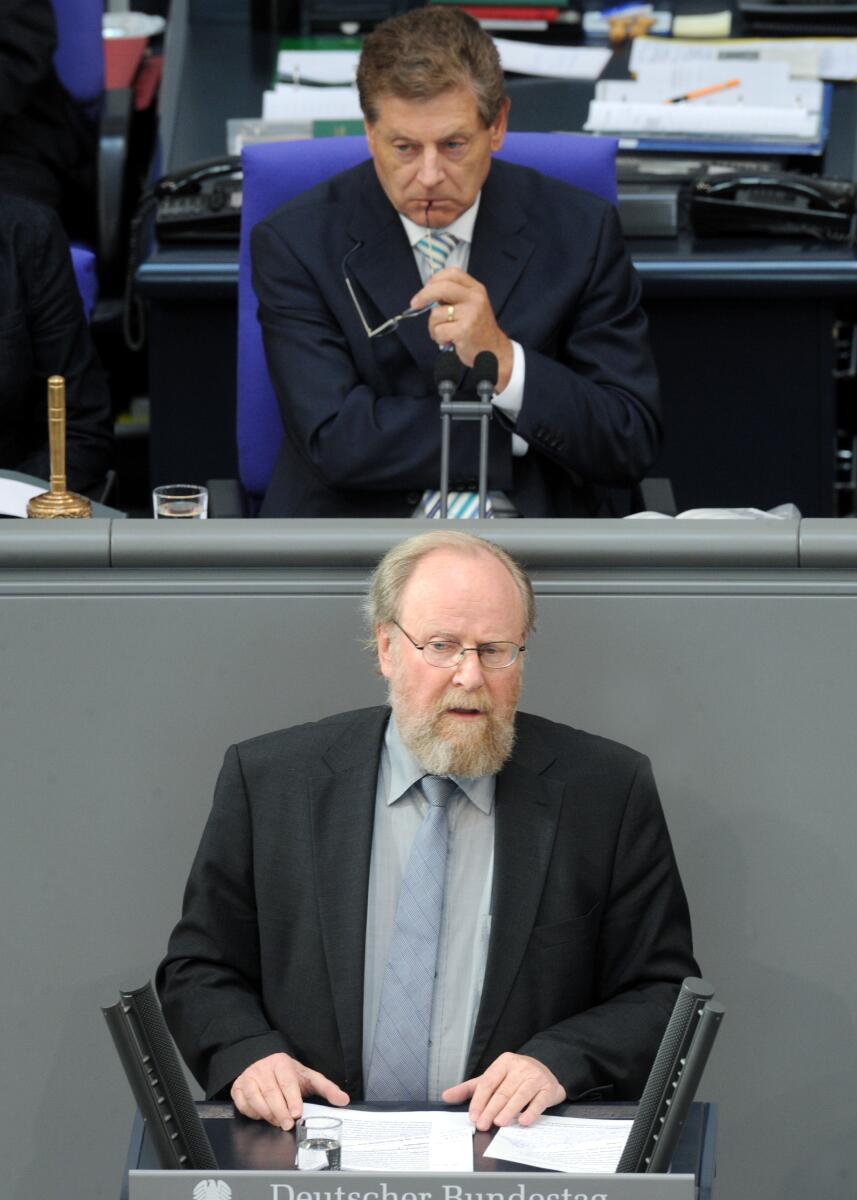 Dr. h. c. Wolfgang Thierse, SPD, Bundestagsabgeordneter, Abgeordneter, Mitglied des Deutschen Bundestages, MdB, Rede, Deutscher Bundestag, 197. Sitzung, TOP 1, Thema: Bericht des Expertenkreises Antisemitismus, Vorsitz: Bundestagsvizepräsident Eduard Oswald, CDU/CSU.; Rednerpult. Thierse, Wolfgang; Oswald, Eduard Dr. h. c. Wolfgang Thierse, SPD, Bundestagsabgeordneter, Abgeordneter, Mitglied des Deutschen Bundestages, MdB, Rede, Deutscher Bundestag, 197. Sitzung, TOP 1, Thema: Bericht des Expertenkreises Antisemitismus, Vorsitz: Bundestagsvizepräsident Eduard Oswald, CDU/CSU.; Rednerpult.