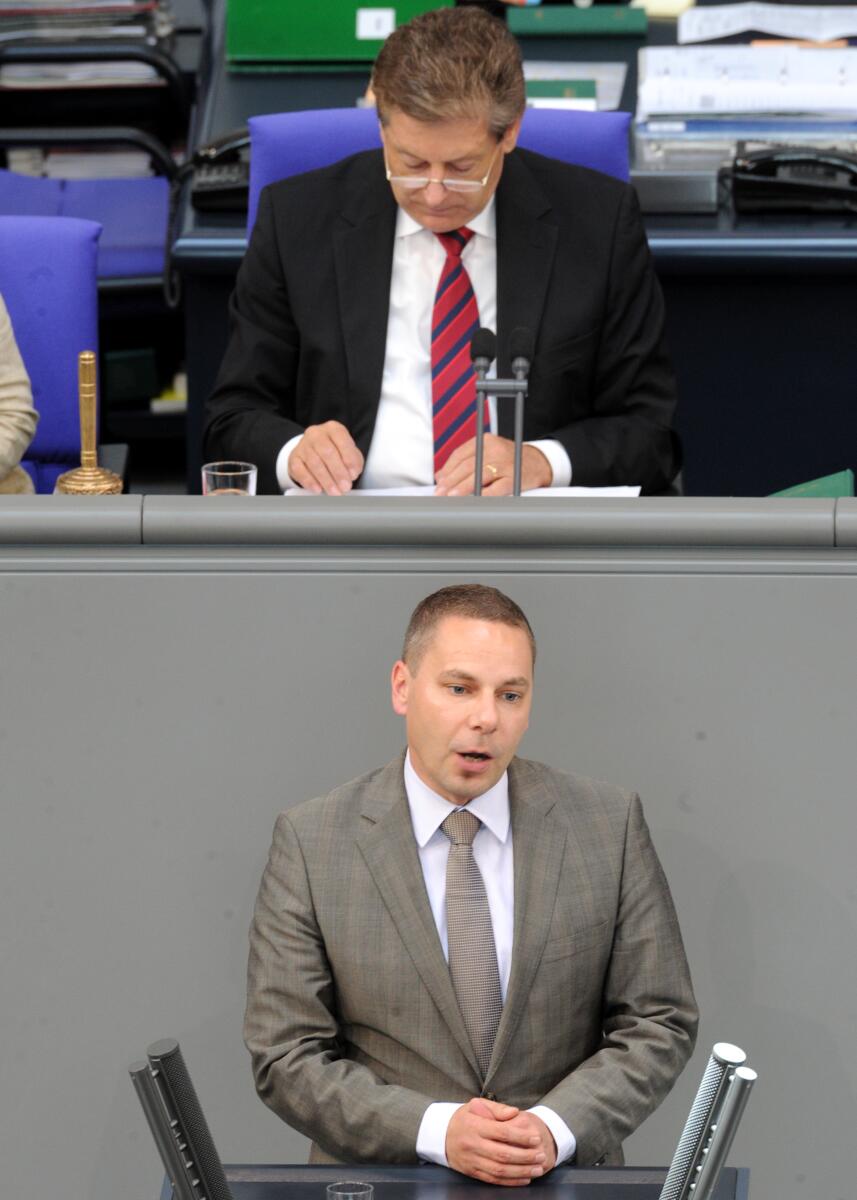 Dr. Daniel Volk, FDP, Bundestagsabgeordneter, Abgeordneter, Mitglied des Deutschen Bundestages, MdB, Rede, Deutscher Bundestag, 195. Sitzung, TOP 4, Thema: Vermögensabgabe, Vorsitz: Bundestagsvizepräsident Eduard Oswald, CDU/CSU.; Rednerpult. Volk, Daniel; Oswald, Eduard Dr. Daniel Volk, FDP, Bundestagsabgeordneter, Abgeordneter, Mitglied des Deutschen Bundestages, MdB, Rede, Deutscher Bundestag, 195. Sitzung, TOP 4, Thema: Vermögensabgabe, Vorsitz: Bundestagsvizepräsident Eduard Oswald, CDU/CSU.; Rednerpult.