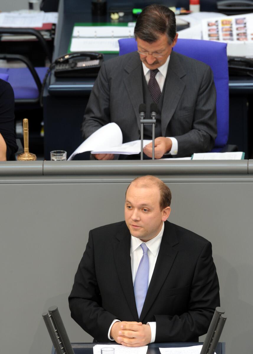 Manuel Sarrazin, Bündnis 90/Die Grünen, Bundestagsabgeordneter, Abgeordneter, Mitglied des Deutschen Bundestages, MdB, Rede, Deutscher Bundestag, 124. Sitzung, ZP 1,2, Thema: Europäischer Stabilisierungsmechanismus, Vorsitz: Bundestagsvizepräsident Dr. Hermann Otto Solms, FDP.; Rednerpult. Sarrazin, Manuel; Solms, Hermann Otto Manuel Sarrazin, Bündnis 90/Die Grünen, Bundestagsabgeordneter, Abgeordneter, Mitglied des Deutschen Bundestages, MdB, Rede, Deutscher Bundestag, 124. Sitzung, ZP 1,2, Thema: Europäischer Stabilisierungsmechanismus, Vorsitz: Bundestagsvizepräsident Dr. Hermann Otto Solms, FDP.; Rednerpult.