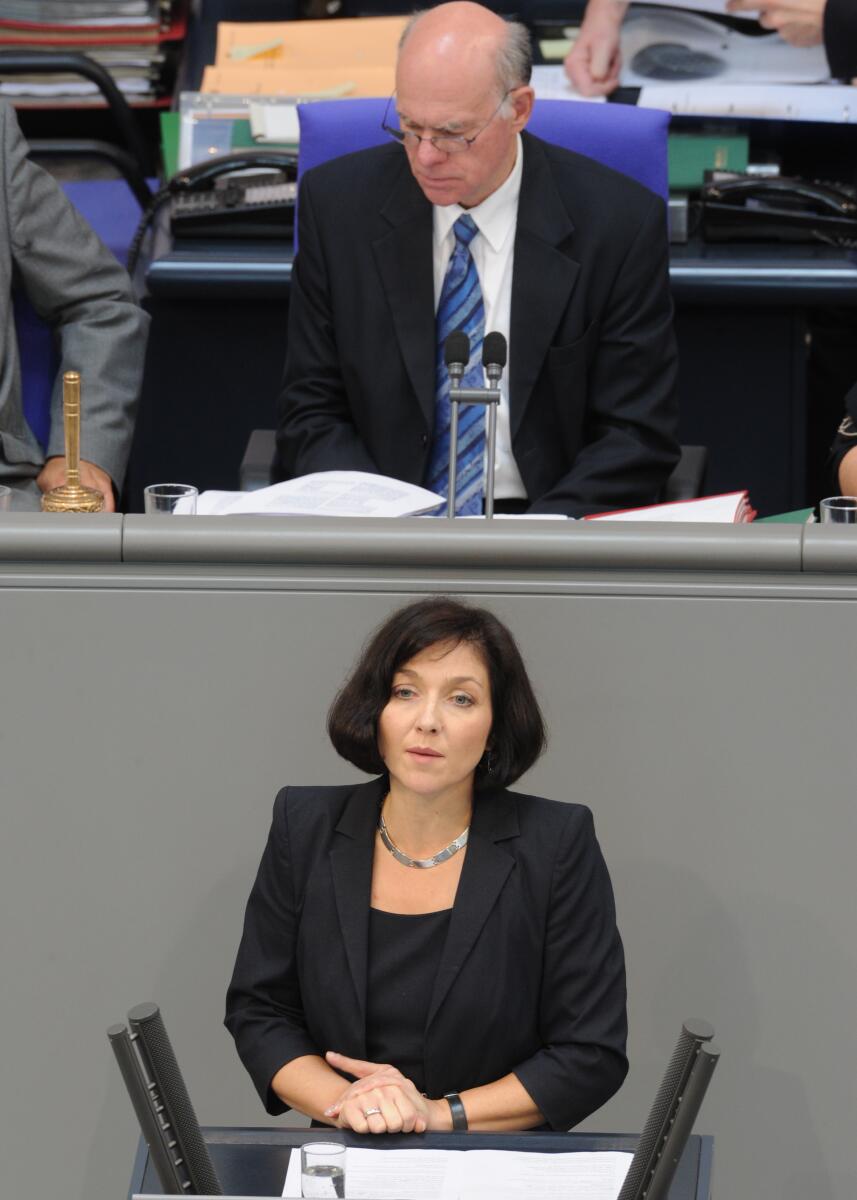 Reiche, Katherina; Lammert, Norbert Katharina Reiche, Bundestagsabgeordnete, Abgeordnete, Mitglied des Deutschen Bundestages, MdB, Rede, Deutscher Bundestag, 120. Sitzung, TOP 6, Thema: Präimplantationsdiagnostik, Vorsitz: Bundestagspräsident Prof. Dr. Norbert Lammert, CDU/CSU.; Rednerpult.
