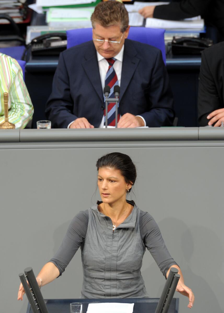 Wagenknecht, Sahra; Oswald, Eduard Sahra Wagenknecht, Bundestagsabgeordnete, Abgeordnete, Mitglied des Deutschen Bundestages, MdB, Rede, Deutscher Bundestag, 117. Sitzung, TOP 5, Thema: Bankenabgabe, Vorsitz: Bundestagsvizepräsident Eduard Oswald, CDU/CSU.; Rednerpult.