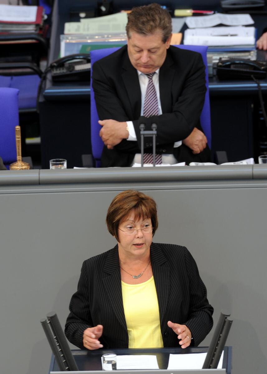 Gabriele Fograscher, SPD, Bundestagsabgeordnete, Abgeordnete, Mitglied des Deutschen Bundestages, MdB, Rede, Deutscher Bundestag, 111. Sitzung, TOP 4, Thema: Bundeswahlgesetz, Vorsitz: Bundestagsvizepräsident Eduard Oswald, CDU/CSU.; Rednerpult. Fograscher, Gabriele; Oswald, Eduard Gabriele Fograscher, SPD, Bundestagsabgeordnete, Abgeordnete, Mitglied des Deutschen Bundestages, MdB, Rede, Deutscher Bundestag, 111. Sitzung, TOP 4, Thema: Bundeswahlgesetz, Vorsitz: Bundestagsvizepräsident Eduard Oswald, CDU/CSU.; Rednerpult.
