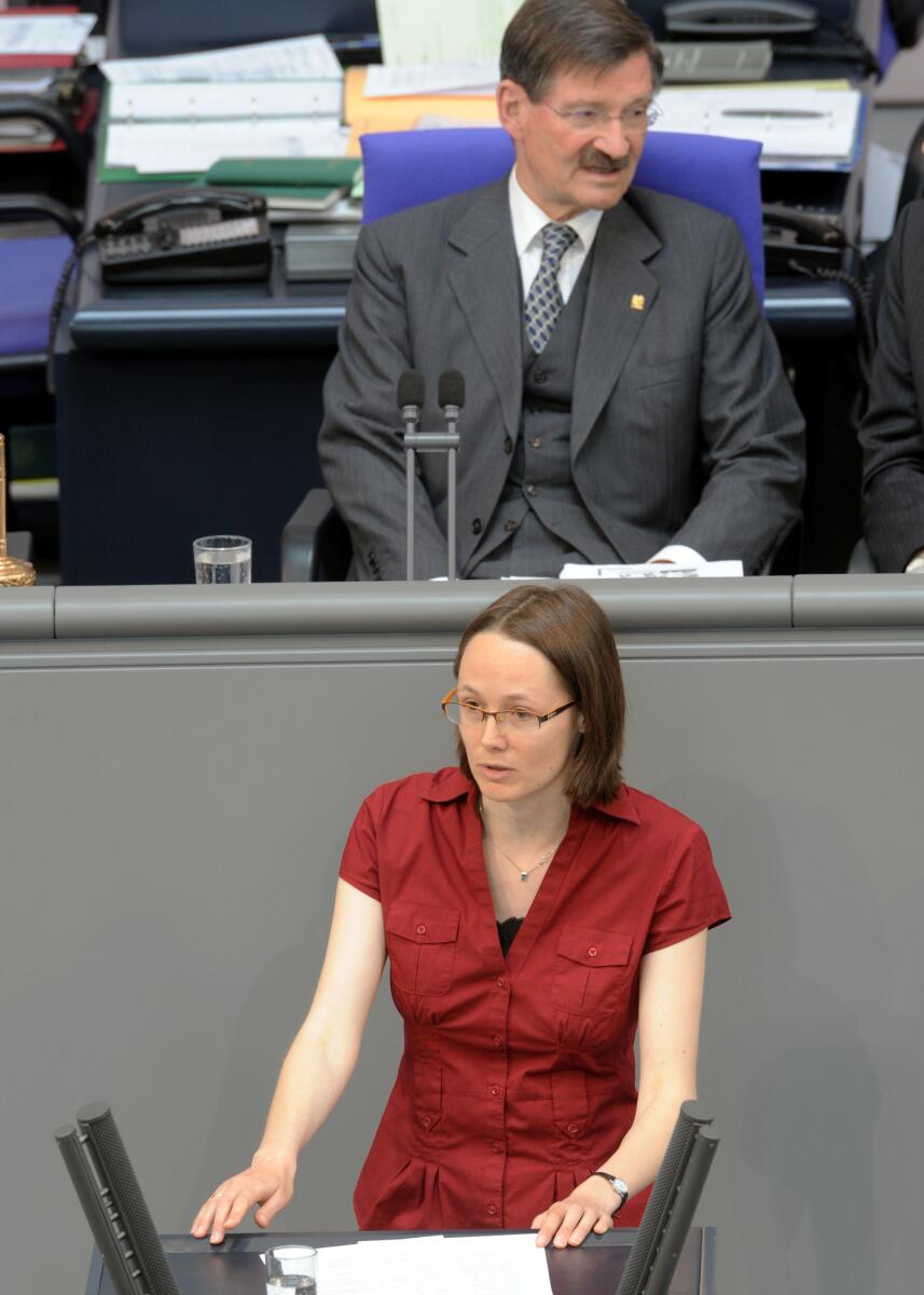 Ingrid Nestle, Bündnis 90/Die Grünen, Bundestagsabgeordnete, Abgeordnete, Mitglied des Deutschen Bundestages, MdB, Rede, Deutscher Bundestag, 108. Sitzung, TOP 5, Thema: Modernisierung der Stromnetze, Vorsitz: Bundestagsvizepräsident Dr. Hermann Otto Solms, FDP.; Rednerpult. Nestle, Ingrid; Solms, Hermann Otto Ingrid Nestle, Bündnis 90/Die Grünen, Bundestagsabgeordnete, Abgeordnete, Mitglied des Deutschen Bundestages, MdB, Rede, Deutscher Bundestag, 108. Sitzung, TOP 5, Thema: Modernisierung der Stromnetze, Vorsitz: Bundestagsvizepräsident Dr. Hermann Otto Solms, FDP.; Rednerpult.