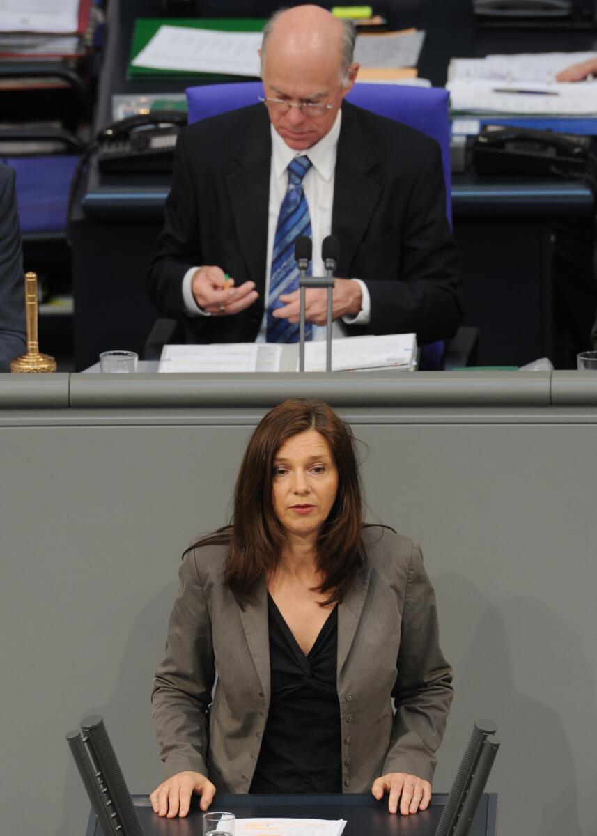 Katrin Göring-Eckardt, Bundestagsabgeordnete, Abgeordnete, Mitglied des Deutschen Bundestages, MdB, Rede, Deutscher Bundestag, 105. Sitzung, TOP 3, Thema: Präimplantationsdiagnostik, Vorsitz: Bundestagspräsident Prof. Dr. Norbert Lammert, CDU/CSU.; Rednerpult. Göring-Eckardt, Katrin; Lammert, Norbert Katrin Göring-Eckardt, Bundestagsabgeordnete, Abgeordnete, Mitglied des Deutschen Bundestages, MdB, Rede, Deutscher Bundestag, 105. Sitzung, TOP 3, Thema: Präimplantationsdiagnostik, Vorsitz: Bundestagspräsident Prof. Dr. Norbert Lammert, CDU/CSU.; Rednerpult.
