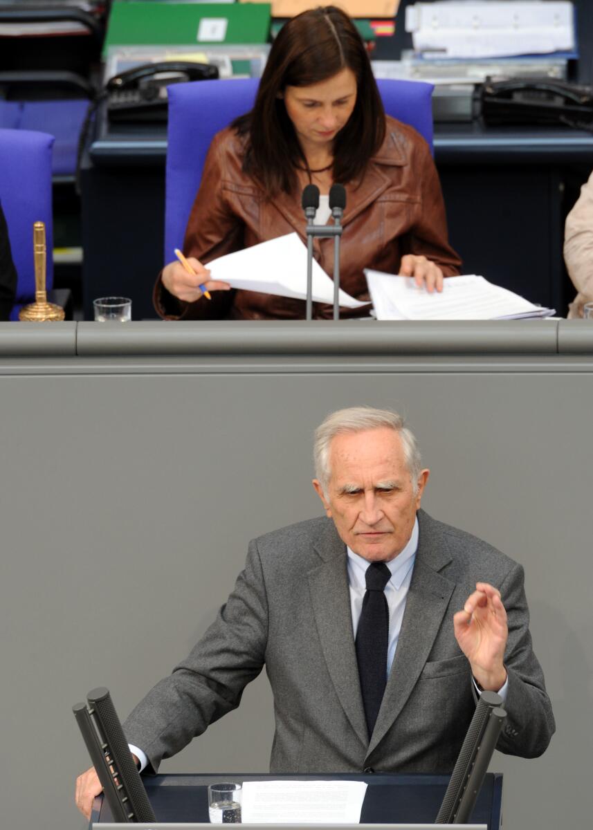 Norbert Geis, CDU/CSU, Bundestagsabgeordneter, Abgeordneter, Mitglied des Deutschen Bundestages, MdB, Rede, Deutscher Bundestag, 102. Sitzung, TOP 4, Thema: Entgeltgleichheit zwischen Frauen und Männern, Vorsitz: Bundestagsvizepräsidentin Katrin Göring-Eckardt, Bündnis 90/Die Grünen.; Rednerpult. Geis, Norbert; Göring-Eckardt, Katrin Norbert Geis, CDU/CSU, Bundestagsabgeordneter, Abgeordneter, Mitglied des Deutschen Bundestages, MdB, Rede, Deutscher Bundestag, 102. Sitzung, TOP 4, Thema: Entgeltgleichheit zwischen Frauen und Männern, Vorsitz: Bundestagsvizepräsidentin Katrin Göring-Eckardt, Bündnis 90/Die Grünen.; Rednerpult.