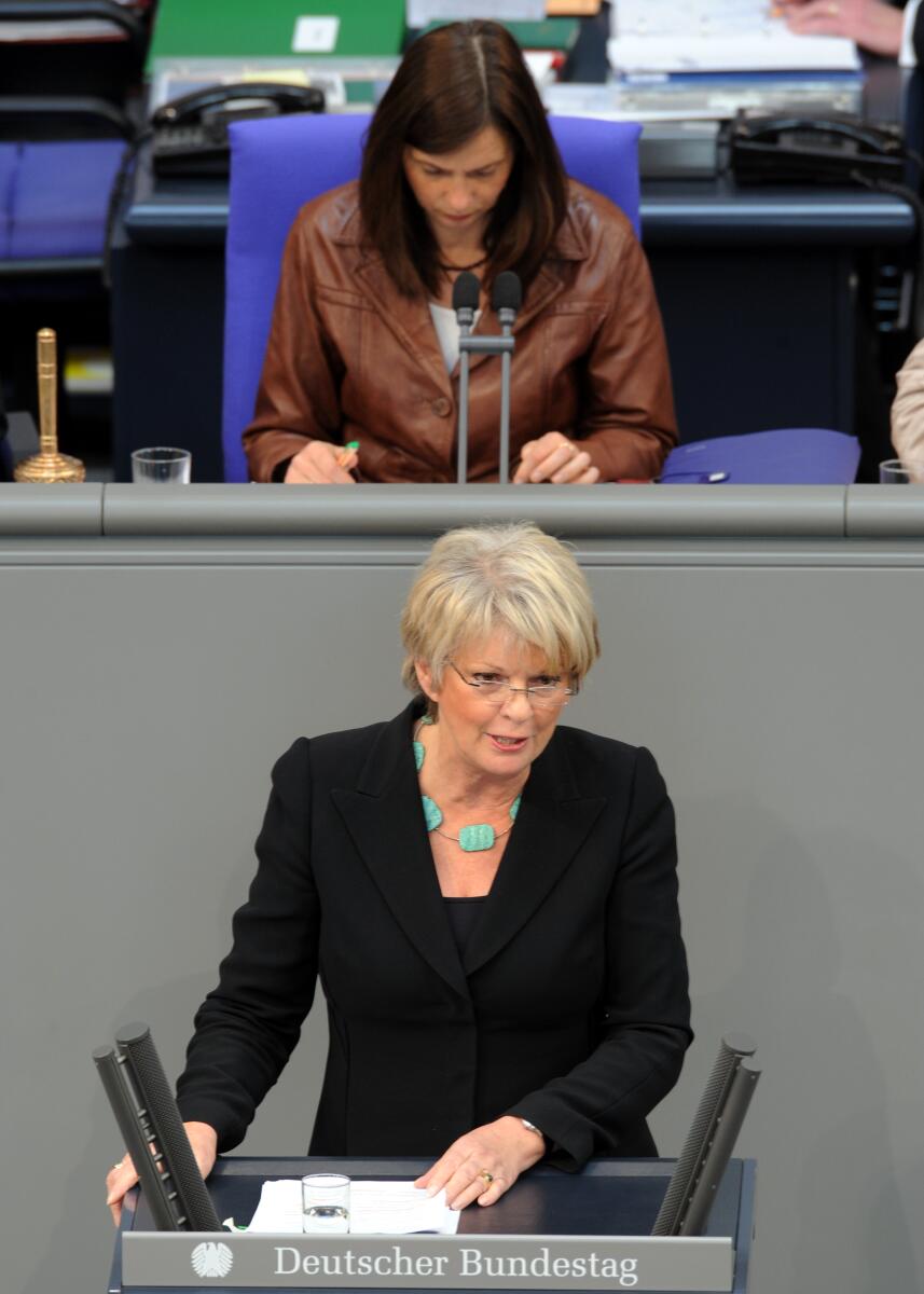Rita Pawelski, CDU/CSU, Bundestagsabgeordnete, Abgeordnete, Mitglied des Deutschen Bundestages, MdB, Rede, Deutscher Bundestag, 102. Sitzung, TOP 4, Thema: Entgeltgleichheit zwischen Frauen und Männern, Vorsitz: Bundestagsvizepräsidentin Katrin Göring-Eckardt, Bündnis 90/Die Grünen.; Rednerpult. Pawelski, Rita; Göring-Eckardt, Katrin Rita Pawelski, CDU/CSU, Bundestagsabgeordnete, Abgeordnete, Mitglied des Deutschen Bundestages, MdB, Rede, Deutscher Bundestag, 102. Sitzung, TOP 4, Thema: Entgeltgleichheit zwischen Frauen und Männern, Vorsitz: Bundestagsvizepräsidentin Katrin Göring-Eckardt, Bündnis 90/Die Grünen.; Rednerpult.