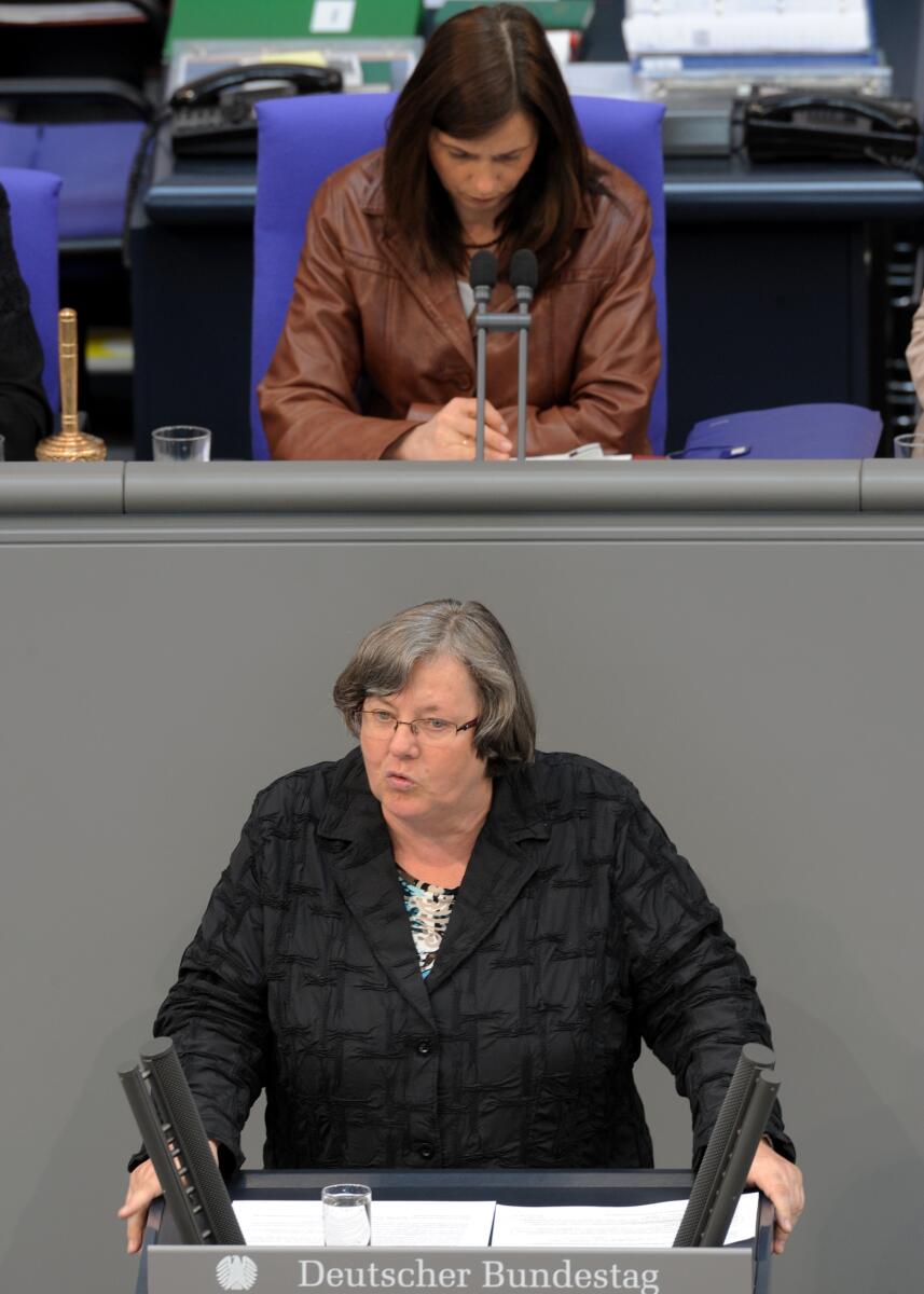 Dr. Rosemarie Hein, DIE LINKE, Bundestagsabgeordnete, Abgeordnete, Mitglied des Deutschen Bundestages, MdB, Rede, Deutscher Bundestag, 102. Sitzung, TOP 4, Thema: Entgeltgleichheit zwischen Frauen und Männern, Vorsitz: Bundestagsvizepräsidentin Katrin Göring-Eckardt, Bündnis 90/Die Grünen.; Rednerpult. Hein, Rosemarie; Göring-Eckardt, Katrin Dr. Rosemarie Hein, DIE LINKE, Bundestagsabgeordnete, Abgeordnete, Mitglied des Deutschen Bundestages, MdB, Rede, Deutscher Bundestag, 102. Sitzung, TOP 4, Thema: Entgeltgleichheit zwischen Frauen und Männern, Vorsitz: Bundestagsvizepräsidentin Katrin Göring-Eckardt, Bündnis 90/Die Grünen.; Rednerpult.