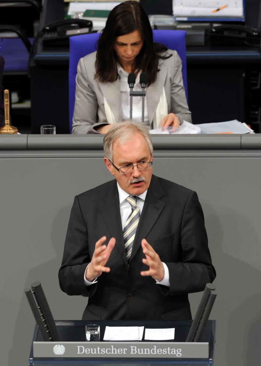Günter Gloser, SPD, Bundestagsabgeordneter, Abgeordneter, Mitglied des Deutschen Bundestages, MdB, Rede, Deutscher Bundestag, 95. Sitzung, TOP 2, Thema: Umbruch in der arabischen Welt, Vorsitz: Bundestagsvizepräsidentin Katrin Göring-Eckardt, Bündnis 90/Die Grünen.; Rednerpult. Gloser, Günter; Göring-Eckardt, Katrin Günter Gloser, SPD, Bundestagsabgeordneter, Abgeordneter, Mitglied des Deutschen Bundestages, MdB, Rede, Deutscher Bundestag, 95. Sitzung, TOP 2, Thema: Umbruch in der arabischen Welt, Vorsitz: Bundestagsvizepräsidentin Katrin Göring-Eckardt, Bündnis 90/Die Grünen.; Rednerpult.