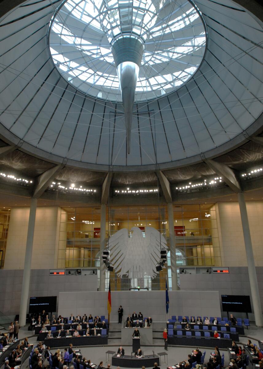 68. Plenarsitzung des Deutschen Bundestages im Plenarsaal des Reichstagsgebäudes.; Übersicht, Kuppel, Bundesadler. 68. Plenarsitzung des Deutschen Bundestages im Plenarsaal des Reichstagsgebäudes.; Übersicht, Kuppel, Bundesadler.