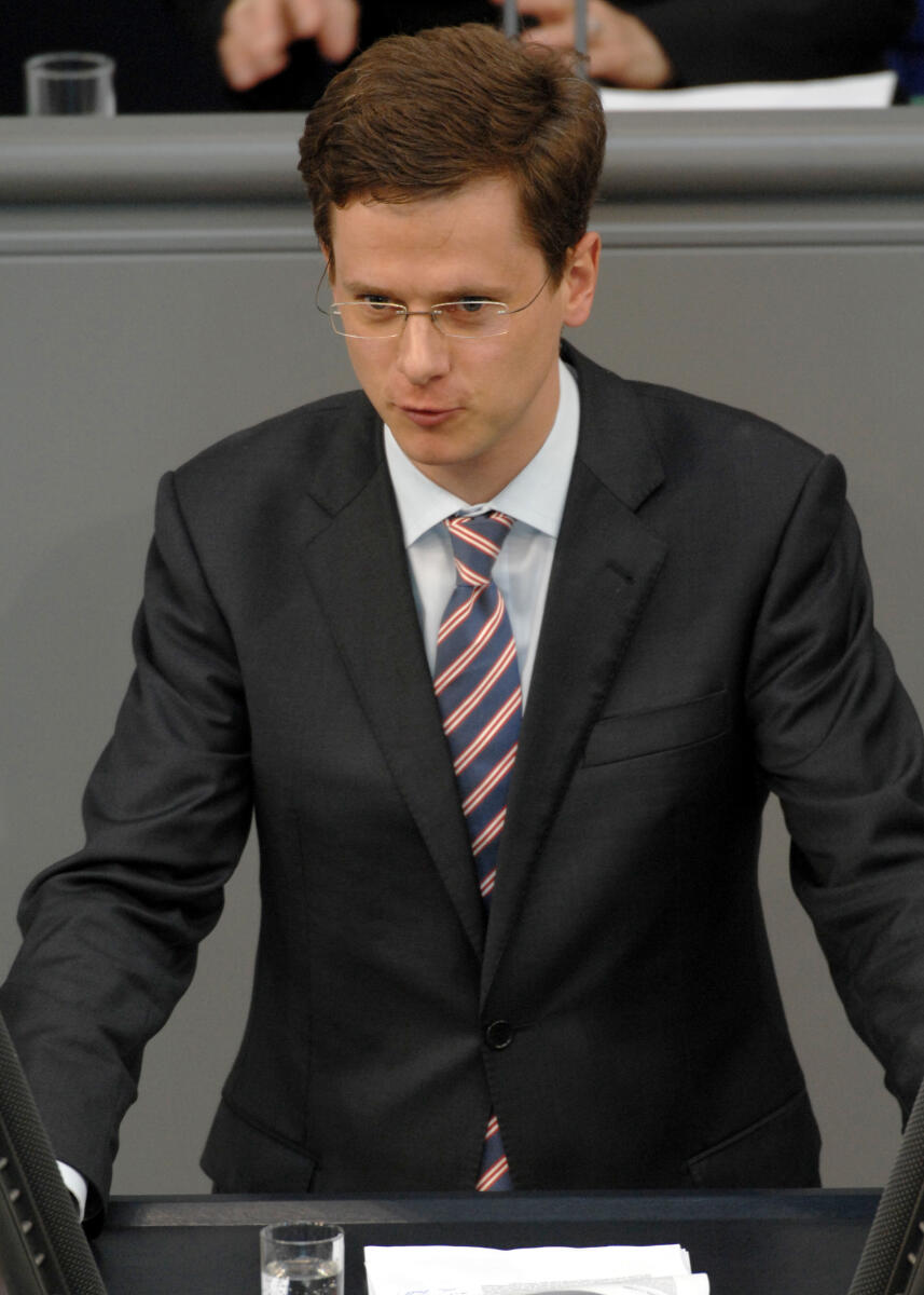 Dr. Carsten Linnemann, CDU/CSU, Bundestagsabgeordneter, Abgeordneter, Mitglied des Deutschen Bundestages, MdB, Rede, Deutscher Bundestag, 49. Sitzung, TOP 4, Thema: Arbeits- und Beschäftigungsbedingungen, Redner 9.; Rednerpult. Linnemann, Carsten Dr. Carsten Linnemann, CDU/CSU, Bundestagsabgeordneter, Abgeordneter, Mitglied des Deutschen Bundestages, MdB, Rede, Deutscher Bundestag, 49. Sitzung, TOP 4, Thema: Arbeits- und Beschäftigungsbedingungen, Redner 9.; Rednerpult.