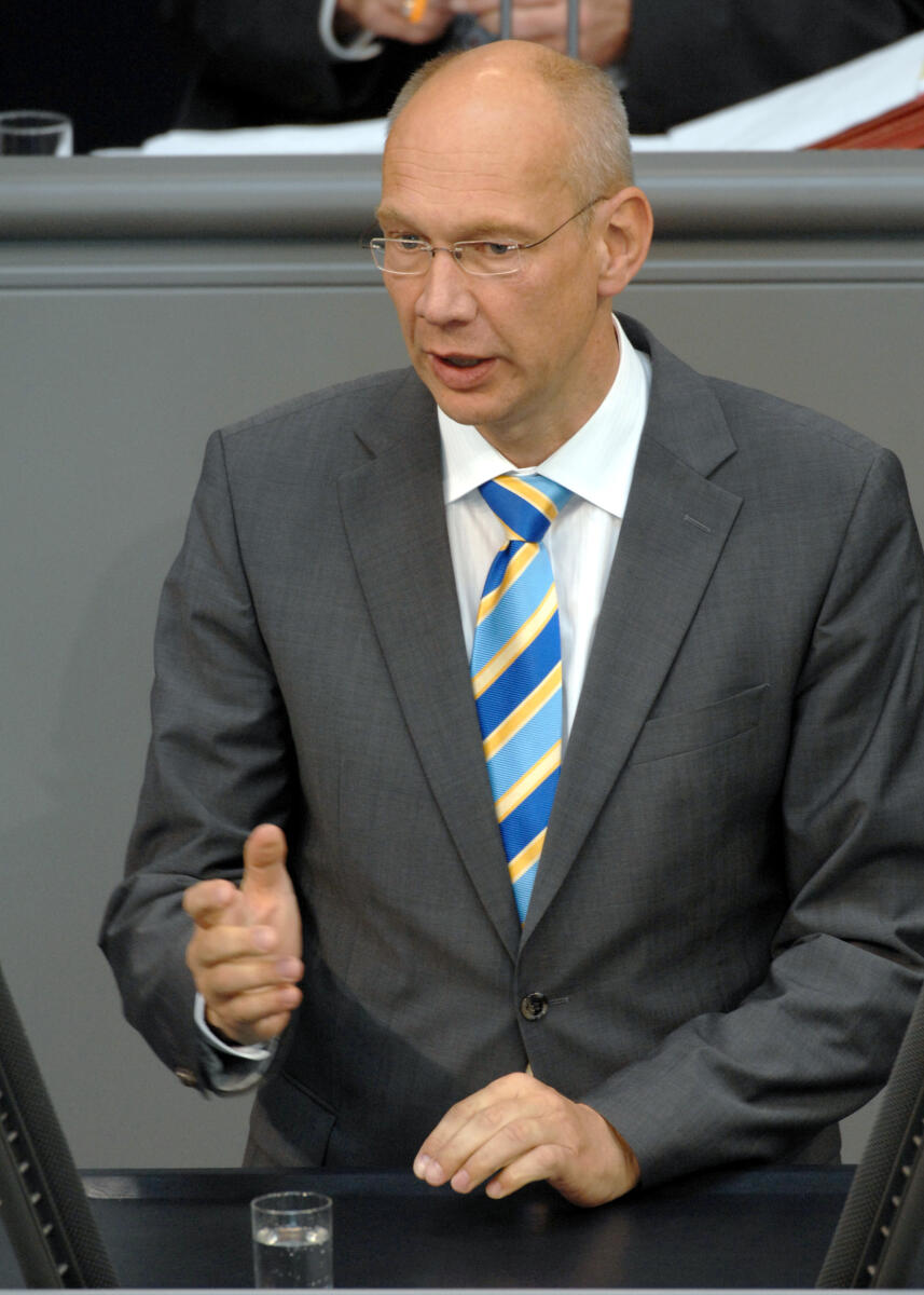 Christian Ahrendt, FDP, Bundestagsabgeordneter, Abgeordneter, Mitglied des Deutschen Bundestages, MdB, Rede, Deutscher Bundestag, 49. Sitzung, TOP 3, Thema: Verfassungskonformität der Jobcenter, Redner 8.; Rednerpult. Ahrendt, Christian Christian Ahrendt, FDP, Bundestagsabgeordneter, Abgeordneter, Mitglied des Deutschen Bundestages, MdB, Rede, Deutscher Bundestag, 49. Sitzung, TOP 3, Thema: Verfassungskonformität der Jobcenter, Redner 8.; Rednerpult.