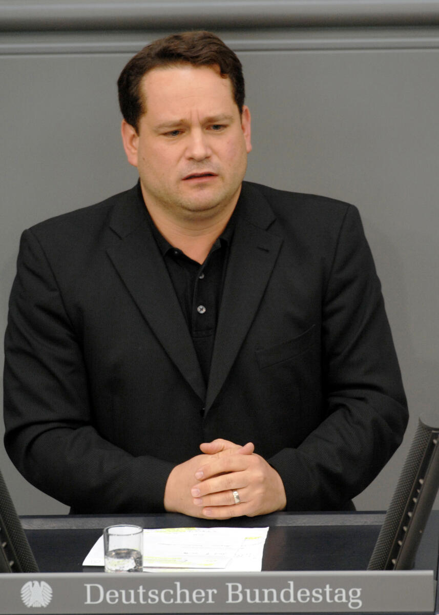 Alexander Bonde, Bündnis 90/Die Grünen, Bundestagsabgeordneter, Abgeordneter, Mitglied des Deutschen Bundestages, MdB, Rede, Deutscher Bundestag, 45. Sitzung, ZP 1, Thema: Akt.Std.: SPD und Bündnis 90/Die Grünen, Abbau der Neuverschuldung durch sozial gerechte Belastung, Redner 9.; Rednerpult. Bonde, Alexander Alexander Bonde, Bündnis 90/Die Grünen, Bundestagsabgeordneter, Abgeordneter, Mitglied des Deutschen Bundestages, MdB, Rede, Deutscher Bundestag, 45. Sitzung, ZP 1, Thema: Akt.Std.: SPD und Bündnis 90/Die Grünen, Abbau der Neuverschuldung durch sozial gerechte Belastung, Redner 9.; Rednerpult.