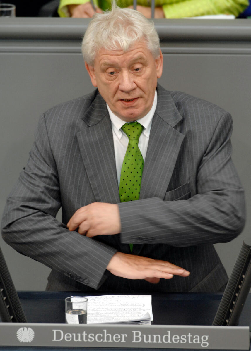 Koppelin, Jürgen Dr. Jürgen Koppelin, FDP, Bundestagsabgeordneter, Abgeordneter, Mitglied des Deutschen Bundestages, MdB, Rede, Deutscher Bundestag, 45. Sitzung, ZP 1, Thema: Akt.Std.: SPD und Bündnis 90/Die Grünen, Abbau der Neuverschuldung durch sozial gerechte Belastung, Redner 4.; Rednerpult.