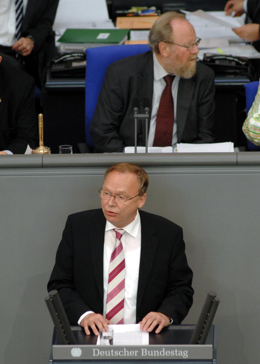 Golombeck, Heinz; Thierse, Wolfgang Heinz Golombeck, FDP, Bundestagsabgeordneter, Abgeordneter, Mitglied des Deutschen Bundestages, MdB, Rede, Deutscher Bundestag, 46. Sitzung, TOP 12, Thema: Europäische Bürgerinitiative, Vorsitz: Bundestagsvizepräsident Dr. h. c. Wolfgang Thierse, SPD.; Rednerpult.