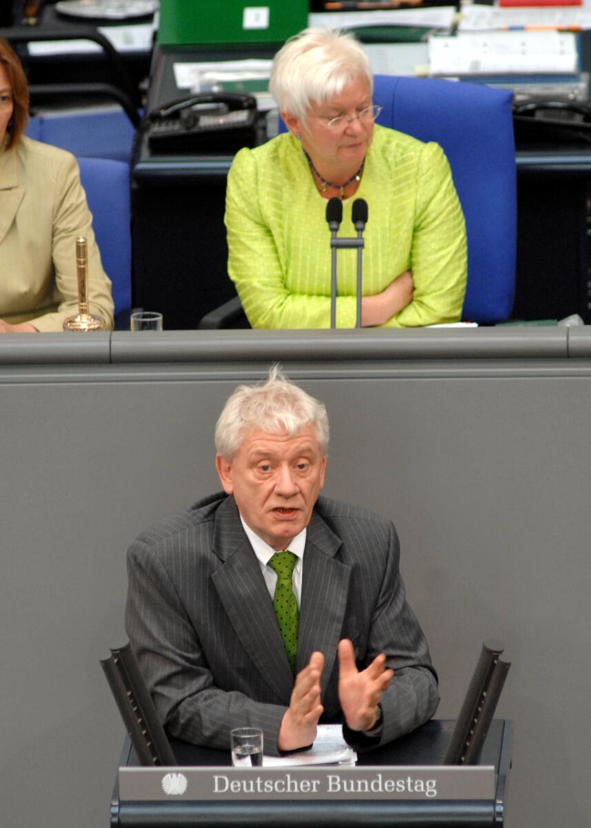 Koppelin, Jürgen; Hasselfeldt, Gerda Dr. Jürgen Koppelin, FDP, Bundestagsabgeordneter, Abgeordneter, Mitglied des Deutschen Bundestages, MdB, Rede, Deutscher Bundestag, 45. Sitzung, ZP 1, Thema: Akt.Std.: SPD und Bündnis 90/Die Grünen, Abbau der Neuverschuldung durch sozial gerechte Belastung, Vorsitz: Bundestagsvizepräsidentin Gerda Hasselfeldt, CDU/CSU.; Rednerpult.