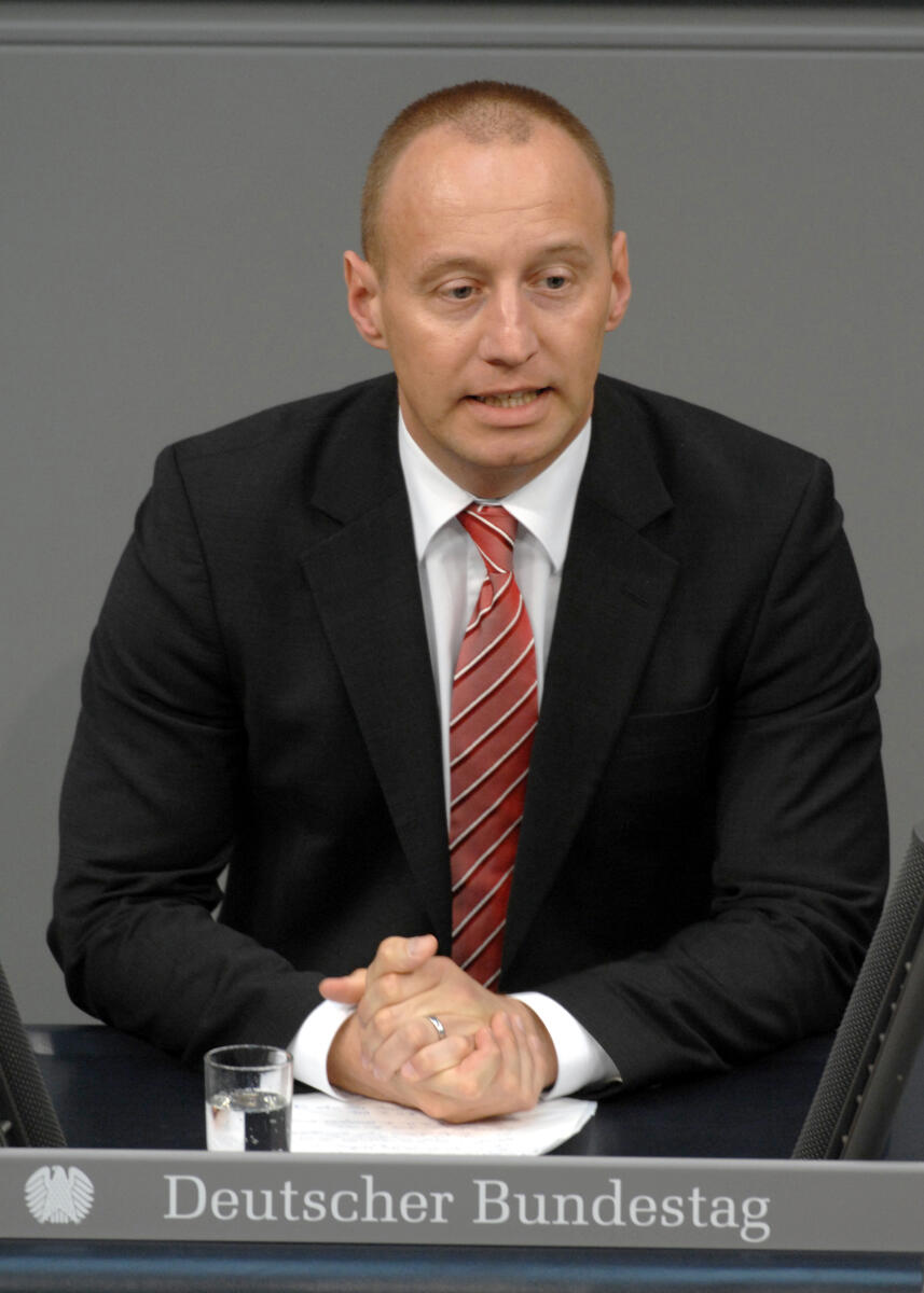 Michael Kauch, FDP, Bundestagsabgeordneter, Abgeordneter, Mitglied des Deutschen Bundestages, MdB, Rede, Deutscher Bundestag, 42. Sitzung, ZP 3, Thema: Akt.Std., SPD, Atomkraftwerkslaufzeiten, Redner 4.; Rednerpult. Kauch, Michael Michael Kauch, FDP, Bundestagsabgeordneter, Abgeordneter, Mitglied des Deutschen Bundestages, MdB, Rede, Deutscher Bundestag, 42. Sitzung, ZP 3, Thema: Akt.Std., SPD, Atomkraftwerkslaufzeiten, Redner 4.; Rednerpult.