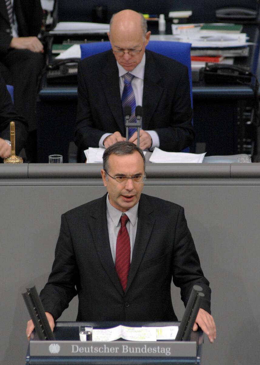 Harald Wolf, Senator Berlin, DIE LINKE, Rede, Deutscher Bundestag, 65. Sitzung, TOP 3, Thema: Bericht über Lage der Ausländer in Deutschland, Vorsitz: Bundestagspräsident Prof. Dr. Norbert Lammert, CDU/CSU.; Rednerpult. Wolf, Harald; Lammert, Norbert Harald Wolf, Senator Berlin, DIE LINKE, Rede, Deutscher Bundestag, 65. Sitzung, TOP 3, Thema: Bericht über Lage der Ausländer in Deutschland, Vorsitz: Bundestagspräsident Prof. Dr. Norbert Lammert, CDU/CSU.; Rednerpult.