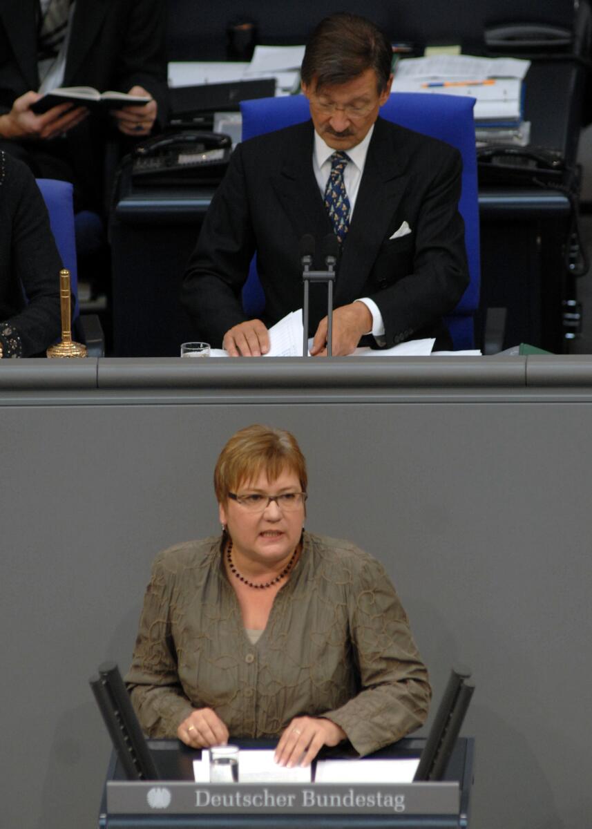 Iris Gleicke, SPD, Bundestagsabgeordnete, Abgeordnete, Mitglied des Deutschen Bundestages, MdB, Rede, Deutscher Bundestag, 62. Sitzung, ZP 3, Thema: 20 Jahre Deutsche Einheit, Vorsitz: Bundestagsvizepräsident Dr. Hermann Otto Solms, FDP.; Rednerpult. Gleicke, Iris; Solms, Hermann Otto Iris Gleicke, SPD, Bundestagsabgeordnete, Abgeordnete, Mitglied des Deutschen Bundestages, MdB, Rede, Deutscher Bundestag, 62. Sitzung, ZP 3, Thema: 20 Jahre Deutsche Einheit, Vorsitz: Bundestagsvizepräsident Dr. Hermann Otto Solms, FDP.; Rednerpult.