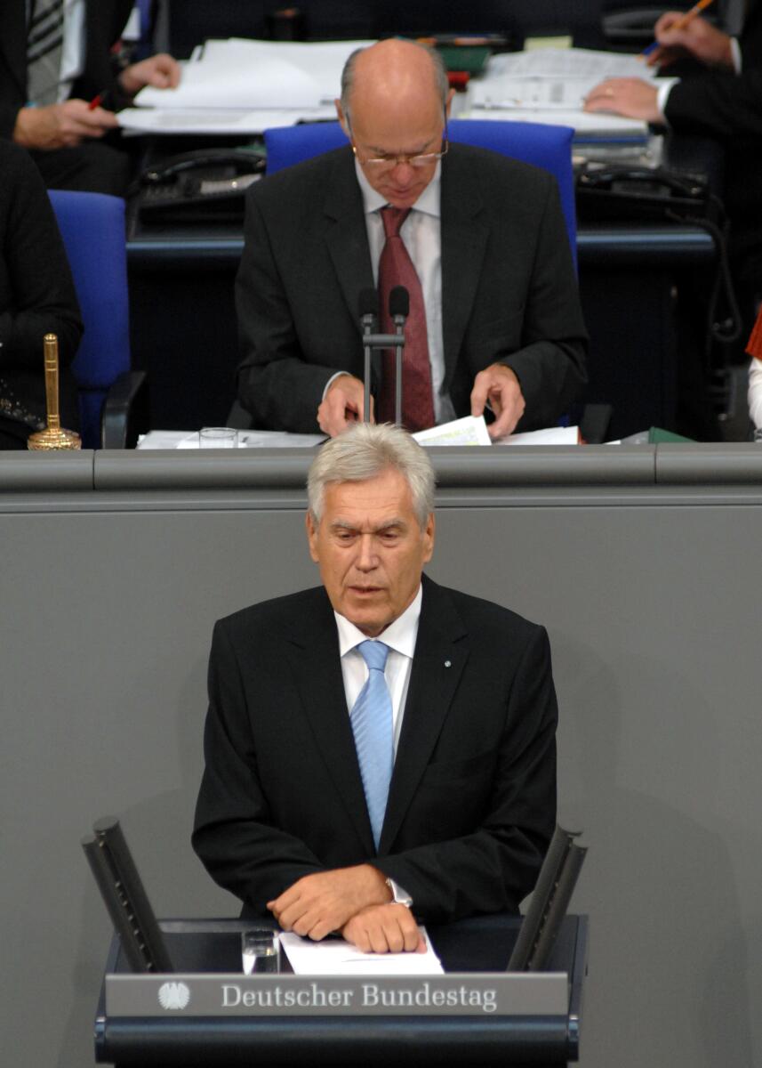 Michael Glos, CDU/CSU, Bundestagsabgeordneter, Abgeordneter, Mitglied des Deutschen Bundestages, MdB, Rede, Deutscher Bundestag, 62. Sitzung, ZP 3, Thema: 20 Jahre Deutsche Einheit, Vorsitz: Bundestagspräsident Prof. Dr. Norbert Lammert, CDU/CSU.; Rednerpult. Glos, Michael; Lammert, Norbert Michael Glos, CDU/CSU, Bundestagsabgeordneter, Abgeordneter, Mitglied des Deutschen Bundestages, MdB, Rede, Deutscher Bundestag, 62. Sitzung, ZP 3, Thema: 20 Jahre Deutsche Einheit, Vorsitz: Bundestagspräsident Prof. Dr. Norbert Lammert, CDU/CSU.; Rednerpult.