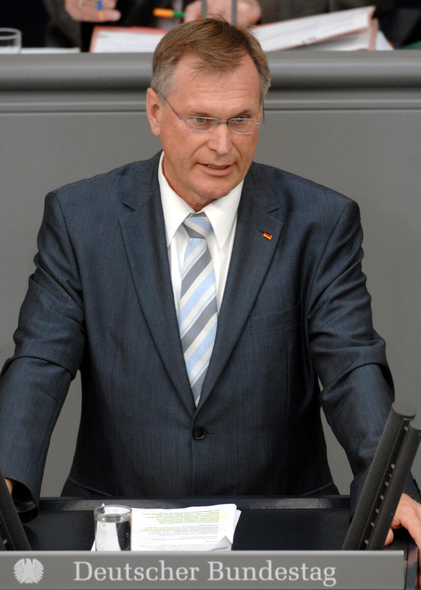 Singhammer, Johannes Johannes Singhammer, CDU/CSU, Bundestagsabgeordneter, Abgeordneter, Mitglied des Deutschen Bundestages, MdB, Rede, Deutscher Bundestag, 55. Sitzung, TOP 3, Thema: Religionsfreiheit, Redner 6.; Rednerpult.