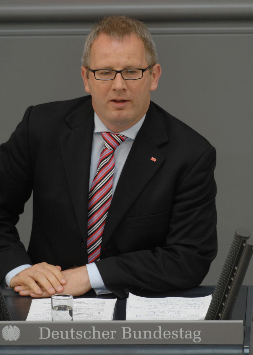 Kahrs, Johannes Johannes Kahrs, SPD, Bundestagsabgeordneter, Abgeordneter, Mitglied des Deutschen Bundestages, MdB, Rede, Deutscher Bundestag, 51. Sitzung, TOP 2, Thema: Haushaltspolitik, Redner 7.; Rednerpult.