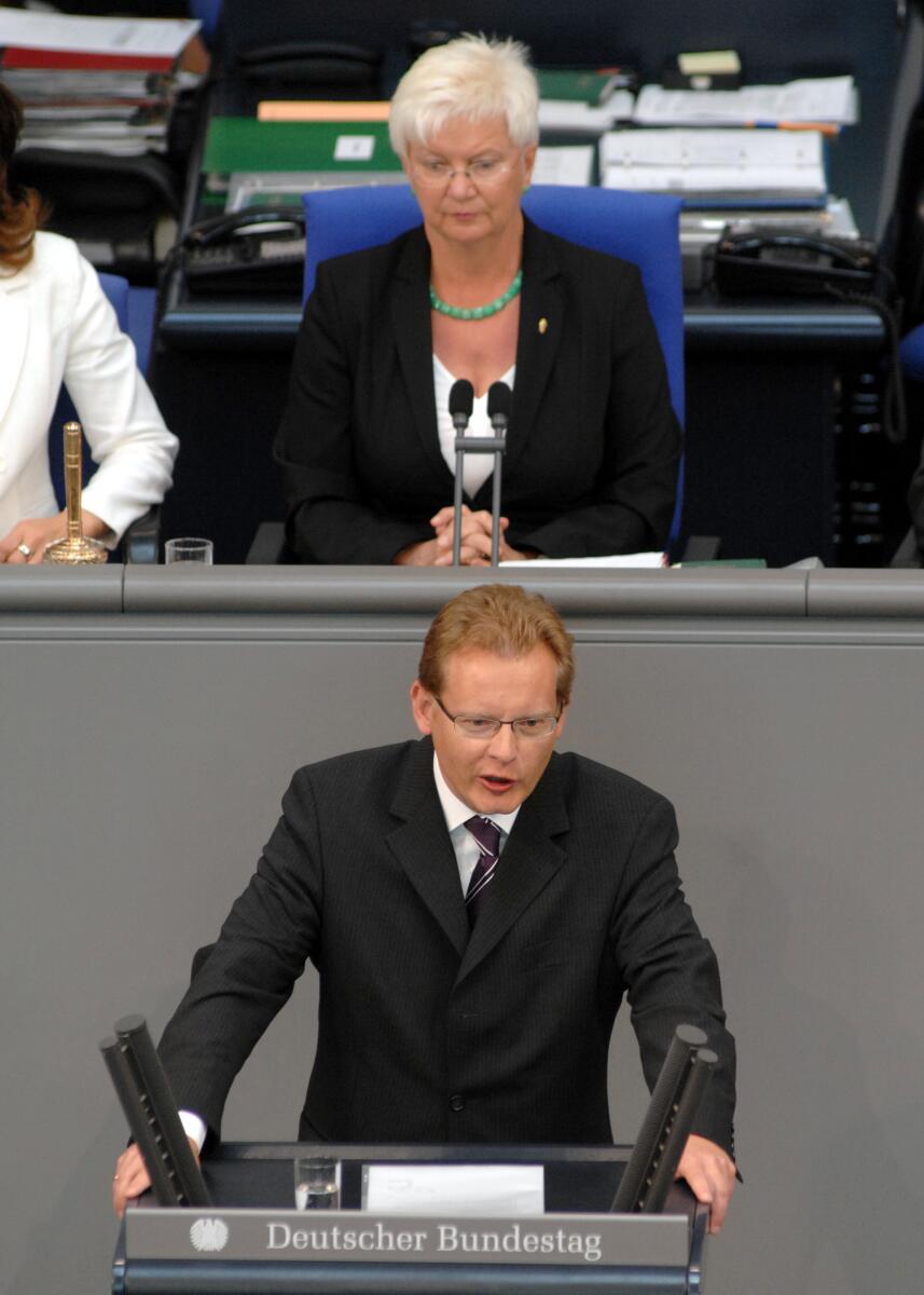 Thomas Dörflinger, CDU/CSU, Bundestagsabgeordneter, Abgeordneter, Mitglied des Deutschen Bundestages, MdB, Rede, Deutscher Bundestag, 49. Sitzung, TOP 3, Thema: Verfassungskonformität der Jobcenter, Vorsitz: Bundestagsvizepräsidentin Gerda Hasselfeldt, CDU/CSU.; Rednerpult. Dörflinger, Thomas; Hasselfeldt, Gerda Thomas Dörflinger, CDU/CSU, Bundestagsabgeordneter, Abgeordneter, Mitglied des Deutschen Bundestages, MdB, Rede, Deutscher Bundestag, 49. Sitzung, TOP 3, Thema: Verfassungskonformität der Jobcenter, Vorsitz: Bundestagsvizepräsidentin Gerda Hasselfeldt, CDU/CSU.; Rednerpult.