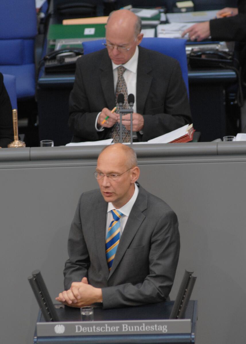 Christian Ahrendt, FDP, Bundestagsabgeordneter, Abgeordneter, Mitglied des Deutschen Bundestages, MdB, Rede, Deutscher Bundestag, 49. Sitzung, TOP 3, Thema: Verfassungskonformität der Jobcenter. Vorsitz: Bundestagspräsident Prof. Dr. Norbert Lammert, CDU/CSU.; Rednerpult. Ahrendt, Christian; Lammert, Norbert Christian Ahrendt, FDP, Bundestagsabgeordneter, Abgeordneter, Mitglied des Deutschen Bundestages, MdB, Rede, Deutscher Bundestag, 49. Sitzung, TOP 3, Thema: Verfassungskonformität der Jobcenter. Vorsitz: Bundestagspräsident Prof. Dr. Norbert Lammert, CDU/CSU.; Rednerpult.