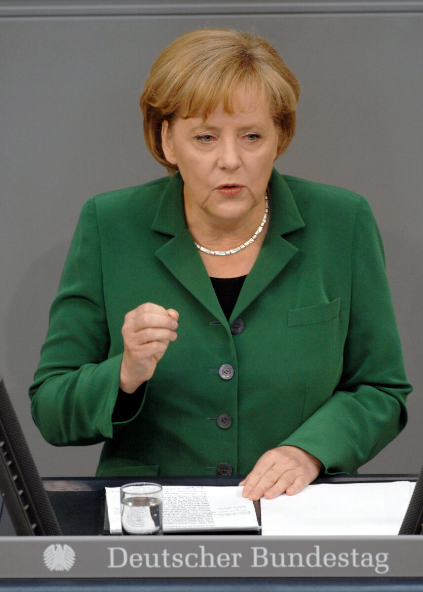 Dr. Angela Merkel, Bundeskanzlerin, CDU/CSU, Bundestagsabgeordnete, Abgeordnete, Mitglied des Deutschen Bundestages, MdB, Rede, Deutscher Bundestag, 39. Sitzung, ZP 1, TOP 1, Thema:Reg.Erkl. Währungsunion-Finanzstabilisierungsgesetz, Redner 1.; Rednerpult. Merkel, Angela Dr. Angela Merkel, Bundeskanzlerin, CDU/CSU, Bundestagsabgeordnete, Abgeordnete, Mitglied des Deutschen Bundestages, MdB, Rede, Deutscher Bundestag, 39. Sitzung, ZP 1, TOP 1, Thema:Reg.Erkl. Währungsunion-Finanzstabilisierungsgesetz, Redner 1.; Rednerpult.