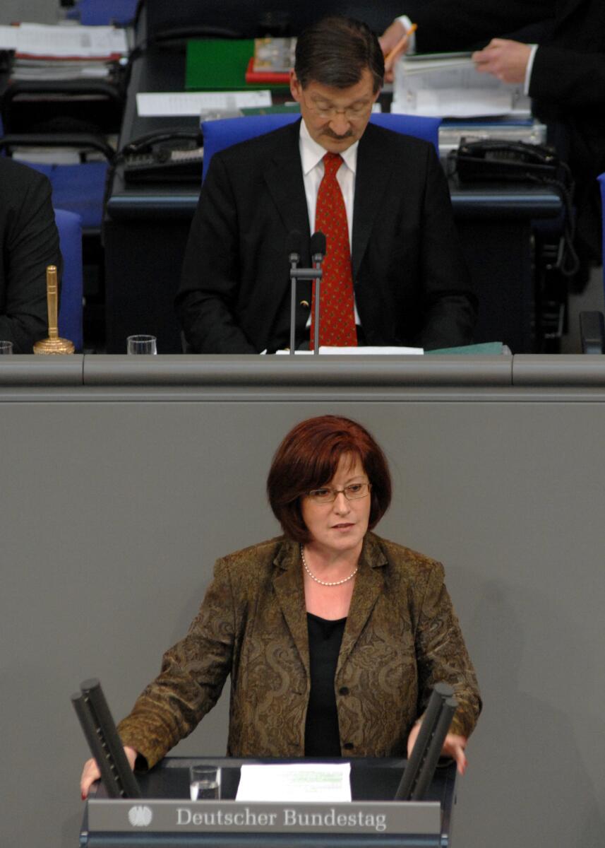 Ingrid Fischbach, CDU/CSU, Bundestagsabgeordnete, Abgeordnete, Mitglied des Deutschen Bundestages, MdB, Rede, Deutscher Bundestag, 40. Sitzung, TOP4, Thema: Organisation der Arbeitsvermittlung, Vorsitz: Bundestagsvizepräsident Dr. Hermann Otto Solms, FDP.; Rednerpult. Fischbach, Ingrid; Solms, Hermann Otto Ingrid Fischbach, CDU/CSU, Bundestagsabgeordnete, Abgeordnete, Mitglied des Deutschen Bundestages, MdB, Rede, Deutscher Bundestag, 40. Sitzung, TOP4, Thema: Organisation der Arbeitsvermittlung, Vorsitz: Bundestagsvizepräsident Dr. Hermann Otto Solms, FDP.; Rednerpult.