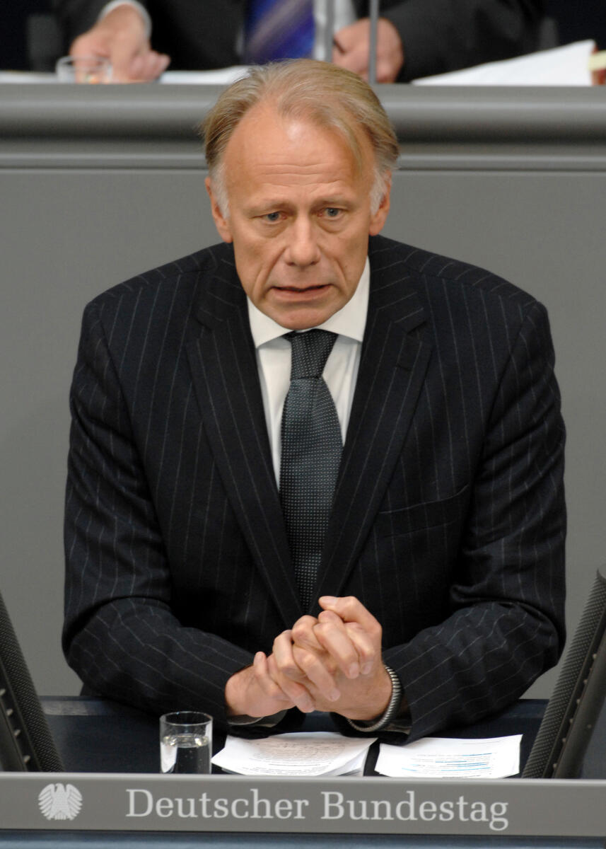 Jürgen Trittin, Bündnis 90/Die Grünen, Bundestagsabgeordneter, Abgeordneter, Mitglied des Deutschen Bundestages, MdB, Rede, Deutscher Bundestag, 37. Sitzung, ZP 3, Thema: Einsatz der Bundeswehr in Afghanistan, Redner 6.; Rednerpult. Trittin, Jürgen Jürgen Trittin, Bündnis 90/Die Grünen, Bundestagsabgeordneter, Abgeordneter, Mitglied des Deutschen Bundestages, MdB, Rede, Deutscher Bundestag, 37. Sitzung, ZP 3, Thema: Einsatz der Bundeswehr in Afghanistan, Redner 6.; Rednerpult.