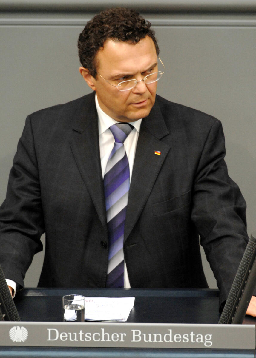 Dr. Hans-Peter Friedrich, CDU/CSU, Bundestagsabgeordneter, Abgeordneter, Mitglied des Deutschen Bundestages, MdB, Rede, Deutscher Bundestag, 37. Sitzung, ZP 3, Thema: Einsatz der Bundeswehr in Afghanistan, Redner 8.; Rednerpult. Friedrich, Hans-Peter Dr. Hans-Peter Friedrich, CDU/CSU, Bundestagsabgeordneter, Abgeordneter, Mitglied des Deutschen Bundestages, MdB, Rede, Deutscher Bundestag, 37. Sitzung, ZP 3, Thema: Einsatz der Bundeswehr in Afghanistan, Redner 8.; Rednerpult.