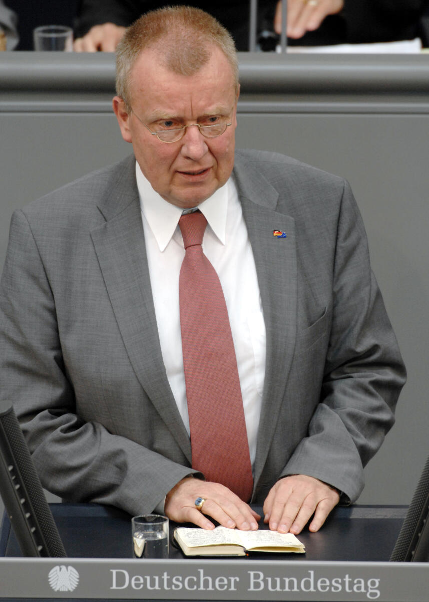 Ruprecht Polenz, CDU/CSU, Bundestagsabgeordneter, Abgeordneter, Mitglied des Deutschen Bundestages, MdB, Rede, Deutscher Bundestag, 37. Sitzung, ZP 3, Thema: Einsatz der Bundeswehr in Afghanistan, Redner 9.; Rednerpult. Polenz, Ruprecht Ruprecht Polenz, CDU/CSU, Bundestagsabgeordneter, Abgeordneter, Mitglied des Deutschen Bundestages, MdB, Rede, Deutscher Bundestag, 37. Sitzung, ZP 3, Thema: Einsatz der Bundeswehr in Afghanistan, Redner 9.; Rednerpult.