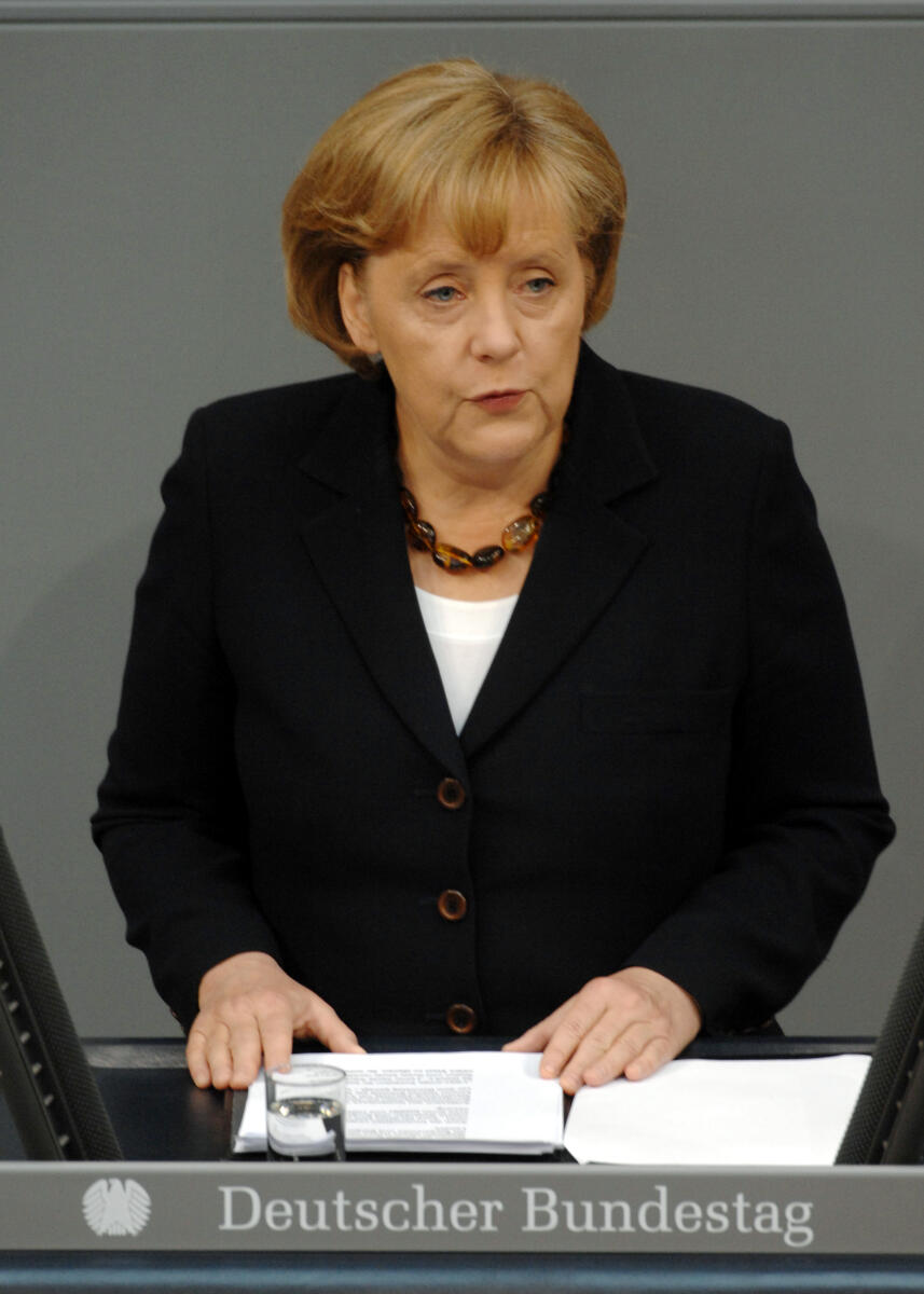 Dr. Angela Merkel, Bundeskanzlerin, CDU/CSU, Bundestagsabgeordnete, Abgeordnete, Mitglied des Deutschen Bundestages, MdB, Rede, Deutscher Bundestag, 37. Sitzung, ZP 3, Thema: Reg.-Erkl. zum Einsatz der Bundeswehr in Afghanistan, Redner 1.; Rednerpult. Merkel, Angela Dr. Angela Merkel, Bundeskanzlerin, CDU/CSU, Bundestagsabgeordnete, Abgeordnete, Mitglied des Deutschen Bundestages, MdB, Rede, Deutscher Bundestag, 37. Sitzung, ZP 3, Thema: Reg.-Erkl. zum Einsatz der Bundeswehr in Afghanistan, Redner 1.; Rednerpult.