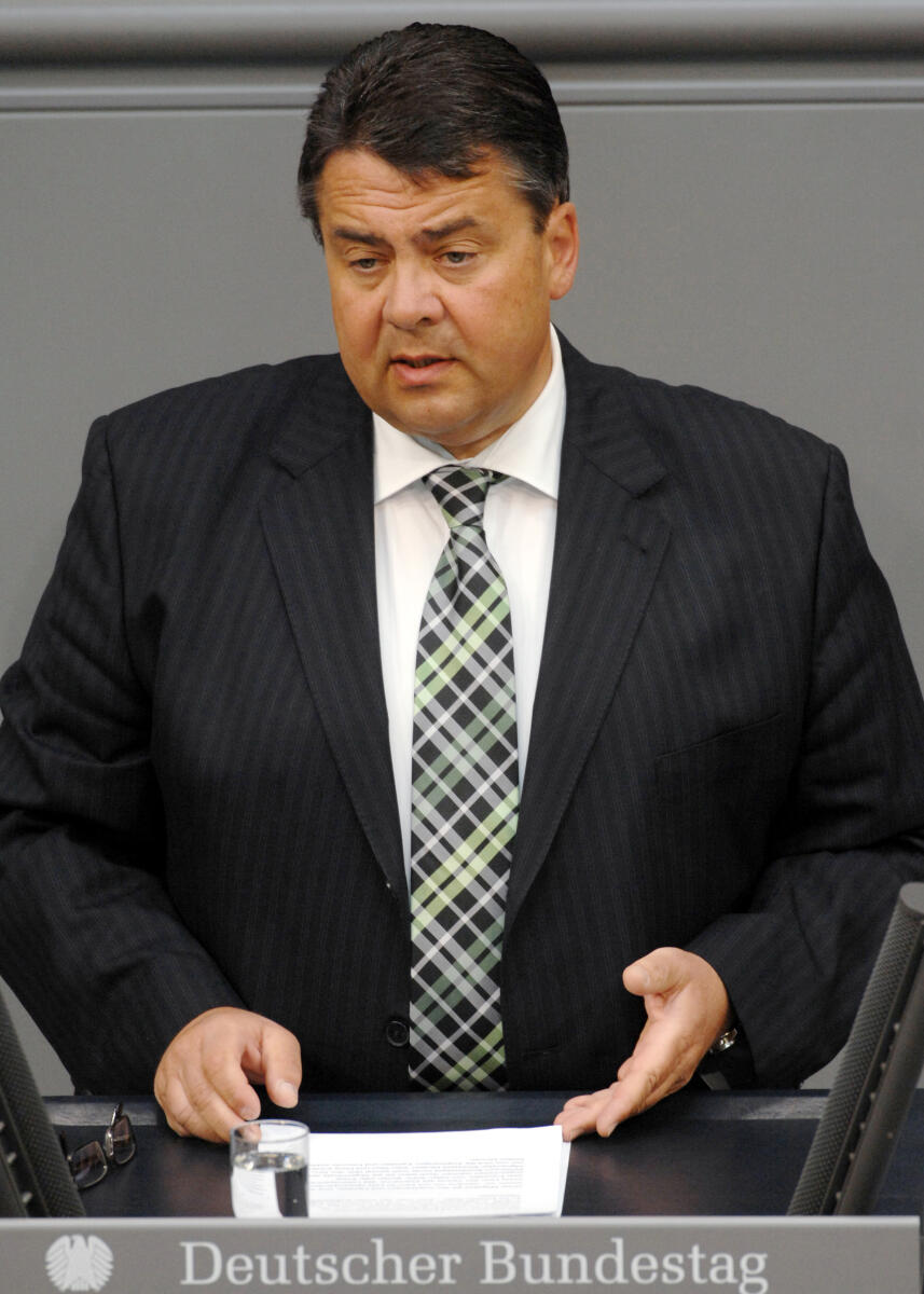 Sigmar Gabriel, SPD, Bundestagsabgeordneter, Abgeordneter, Mitglied des Deutschen Bundestages, MdB, Rede, Deutscher Bundestag, 37. Sitzung, ZP 3, Thema: Einsatz der Bundeswehr in Afghanistan, Redner 2.; Rednerpult. Gabriel, Sigmar Sigmar Gabriel, SPD, Bundestagsabgeordneter, Abgeordneter, Mitglied des Deutschen Bundestages, MdB, Rede, Deutscher Bundestag, 37. Sitzung, ZP 3, Thema: Einsatz der Bundeswehr in Afghanistan, Redner 2.; Rednerpult.