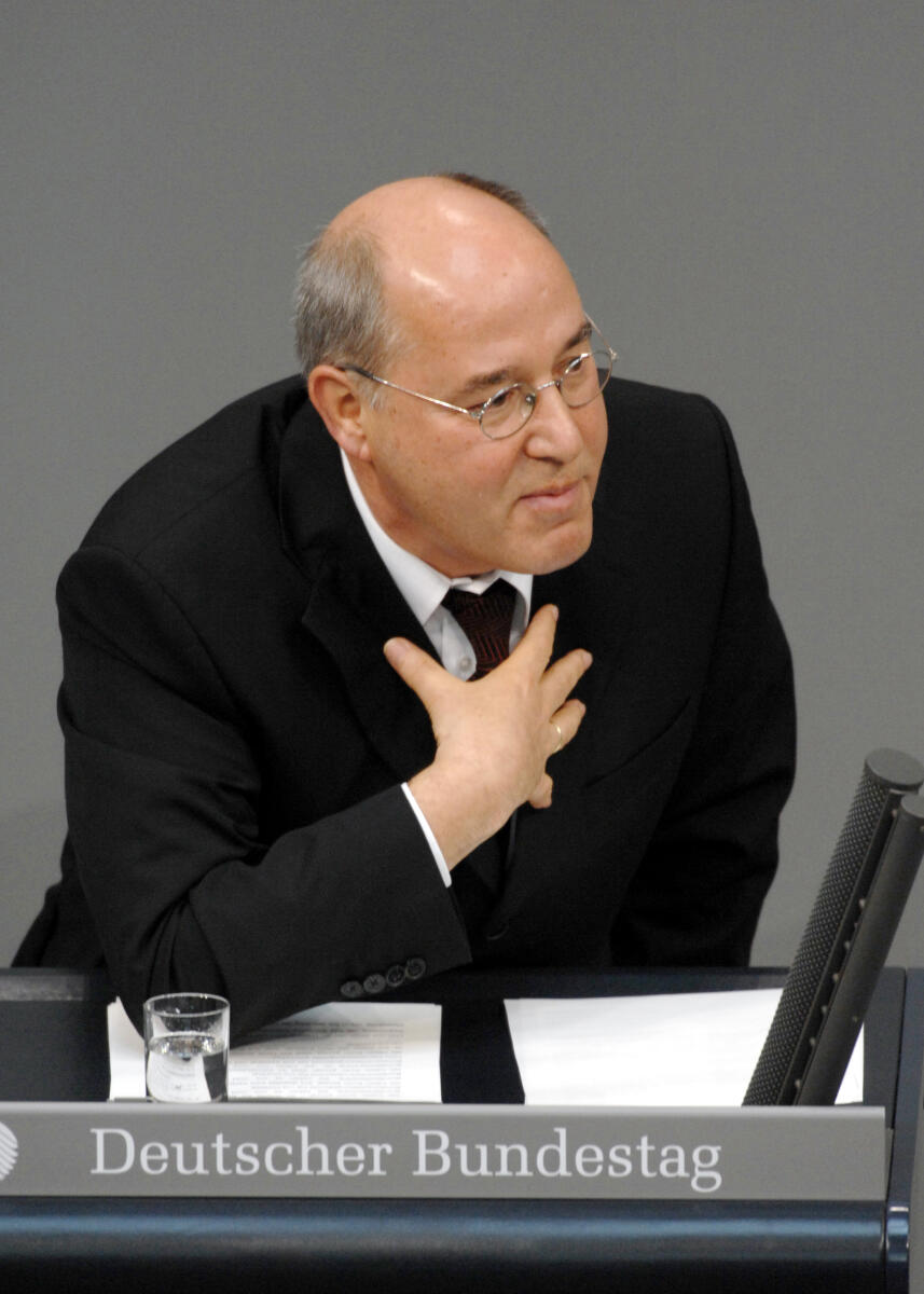 Dr. Gregor Gysi, DIE LINKE, Bundestagsabgeordneter, Abgeordneter, Mitglied des Deutschen Bundestages, MdB, Rede, Deutscher Bundestag, 37. Sitzung, ZP 3, Thema: Einsatz der Bundeswehr in Afghanistan, Redner 4.; Rednerpult. Gysi, Gregor Dr. Gregor Gysi, DIE LINKE, Bundestagsabgeordneter, Abgeordneter, Mitglied des Deutschen Bundestages, MdB, Rede, Deutscher Bundestag, 37. Sitzung, ZP 3, Thema: Einsatz der Bundeswehr in Afghanistan, Redner 4.; Rednerpult.