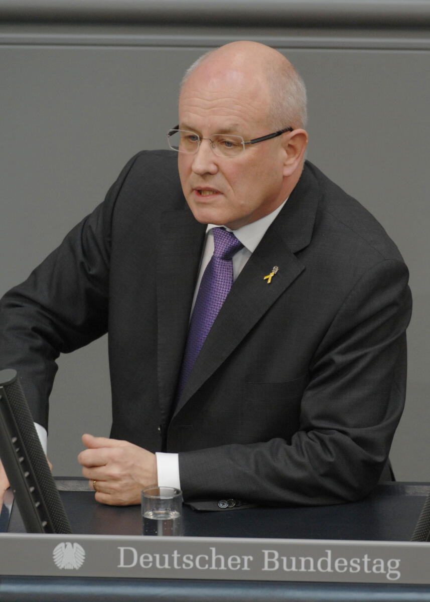 Volker Kauder, CDU/CSU, Bundestagsabgeordneter, Abgeordneter, Mitglied des Deutschen Bundestages, MdB, Rede, Deutscher Bundestag, 37. Sitzung, ZP 3, Thema: Einsatz der Bundeswehr in Afghanistan, Redner 5.; Rednerpult. Kauder, Volker Volker Kauder, CDU/CSU, Bundestagsabgeordneter, Abgeordneter, Mitglied des Deutschen Bundestages, MdB, Rede, Deutscher Bundestag, 37. Sitzung, ZP 3, Thema: Einsatz der Bundeswehr in Afghanistan, Redner 5.; Rednerpult.