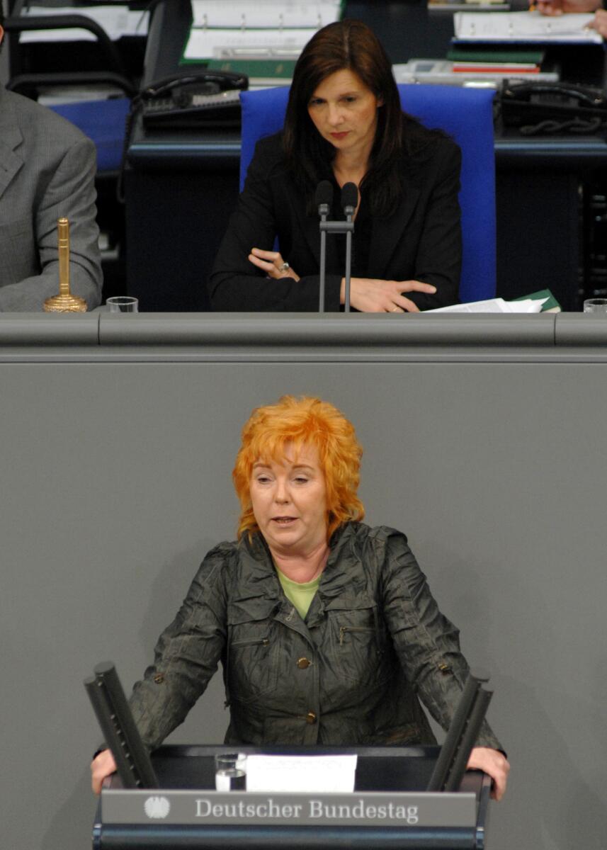 Gottschalck, Ulrike; Göring-Eckardt, Katrin Ulrike Gottschalck, SPD, Bundestagsabgeordnete, Abgeordnete, Mitglied des Deutschen Bundestages, MdB, Rede, Deutscher Bundestag, 36. Sitzung, ZP 1, Thema: Sicherheit im Luftverkehr, Vorsitz: Bundestagsvizepräsidentin Katrin Göring-Eckardt, Bündnis 90/Die Grünen.; Rednerpult.