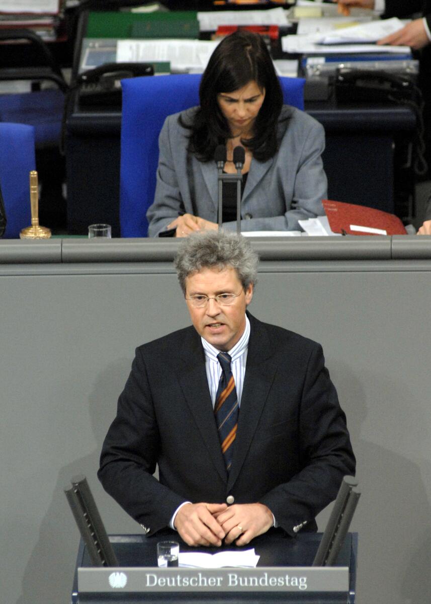 Klaus-Peter Flosbach, CDU/CSU, Bundestagsabgeordneter, Abgeordneter, Mitglied des Deutschen Bundestages, MdB, Rede, Deutscher Bundestag, 34. Sitzung, TOP 9, Thema: Neuausrichtung der Finanzmärkte, Vorsitz: Bundestagsvizepräsidentin Katrin Göring-Eckardt, Bündnis 90/Die Grünen.; Rednerpult. Flosbach, Klaus-Peter; Göring-Eckardt, Katrin Klaus-Peter Flosbach, CDU/CSU, Bundestagsabgeordneter, Abgeordneter, Mitglied des Deutschen Bundestages, MdB, Rede, Deutscher Bundestag, 34. Sitzung, TOP 9, Thema: Neuausrichtung der Finanzmärkte, Vorsitz: Bundestagsvizepräsidentin Katrin Göring-Eckardt, Bündnis 90/Die Grünen.; Rednerpult.